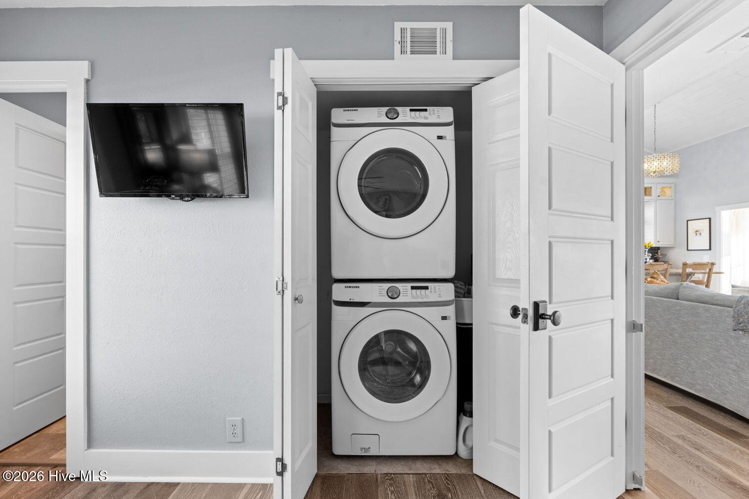 100569670 | Photo 23