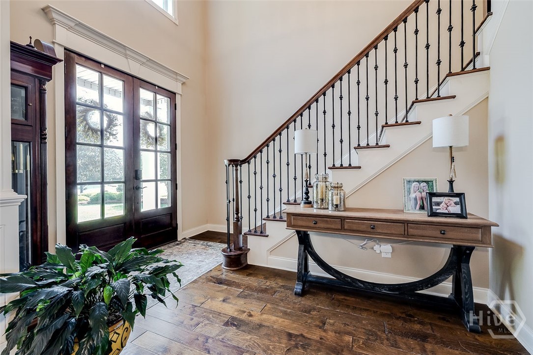 Large foyer, extra room for decorating