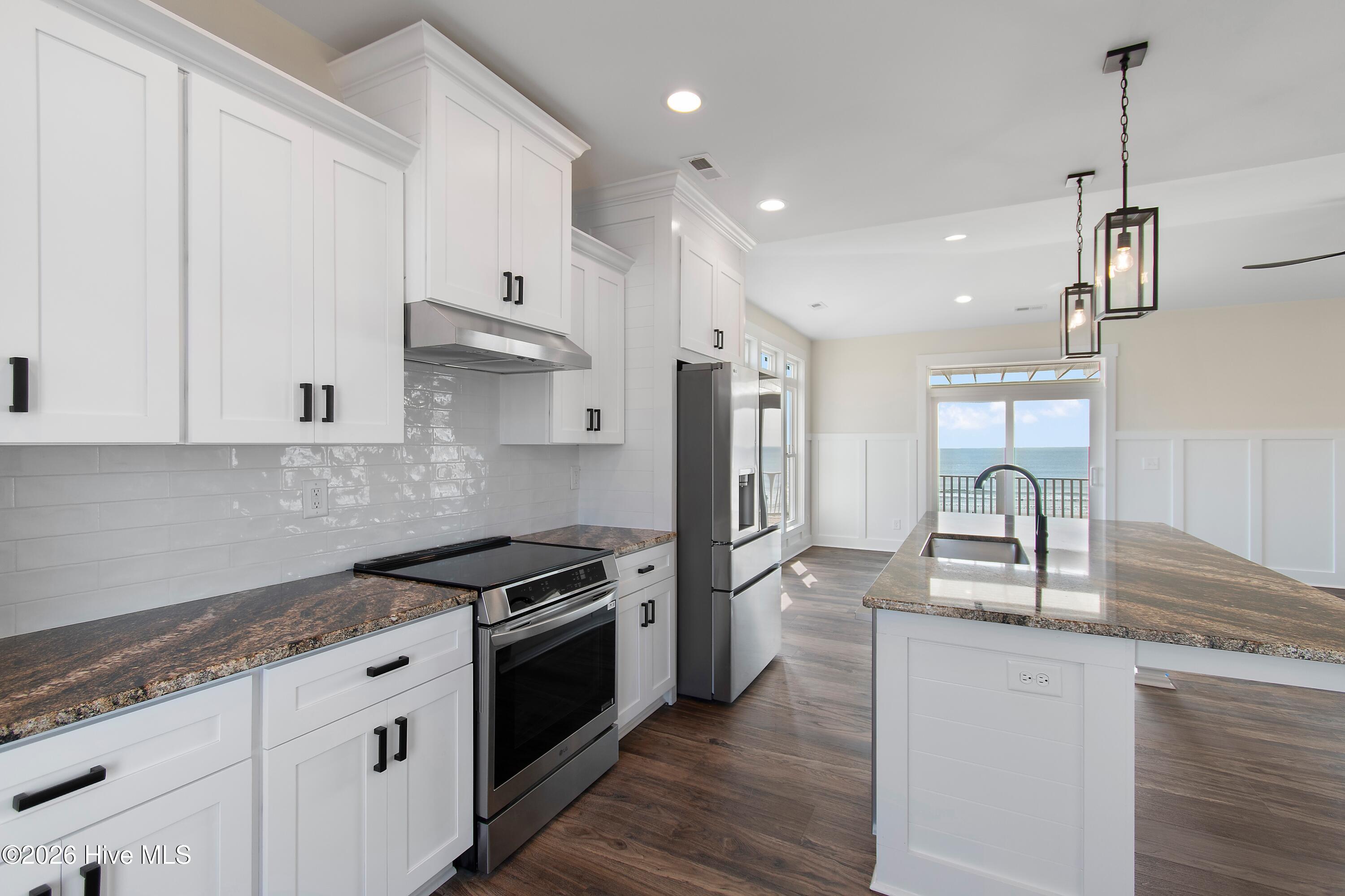 100525710 | Photo 16