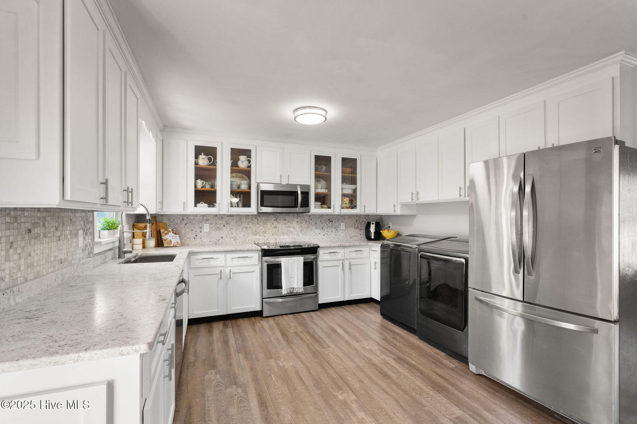 100556030 | Photo 25