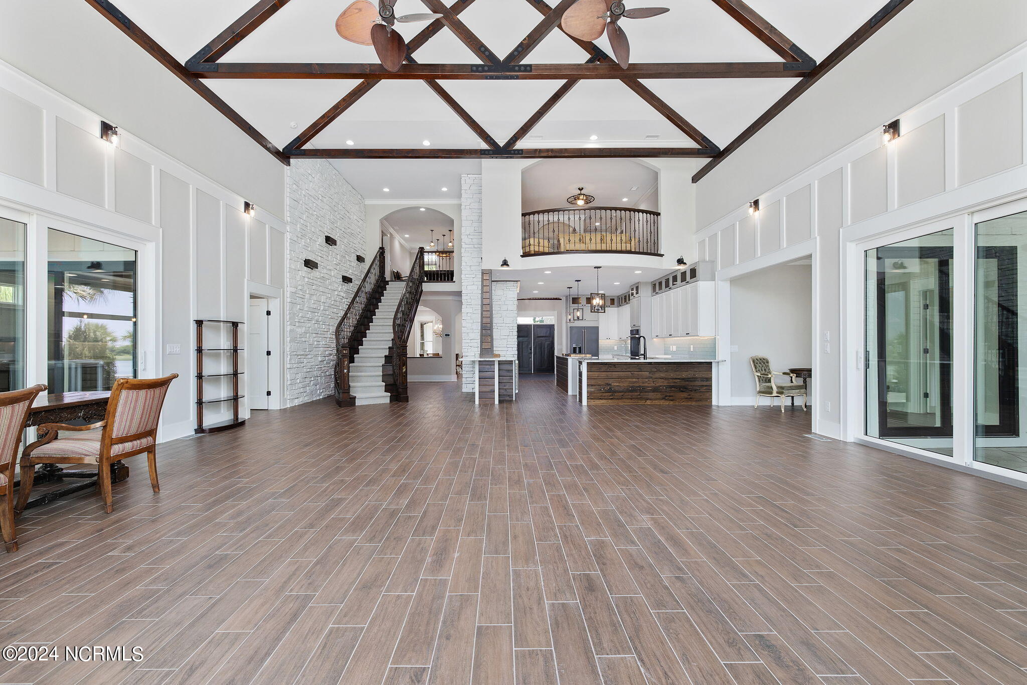 100453856 | Photo 44