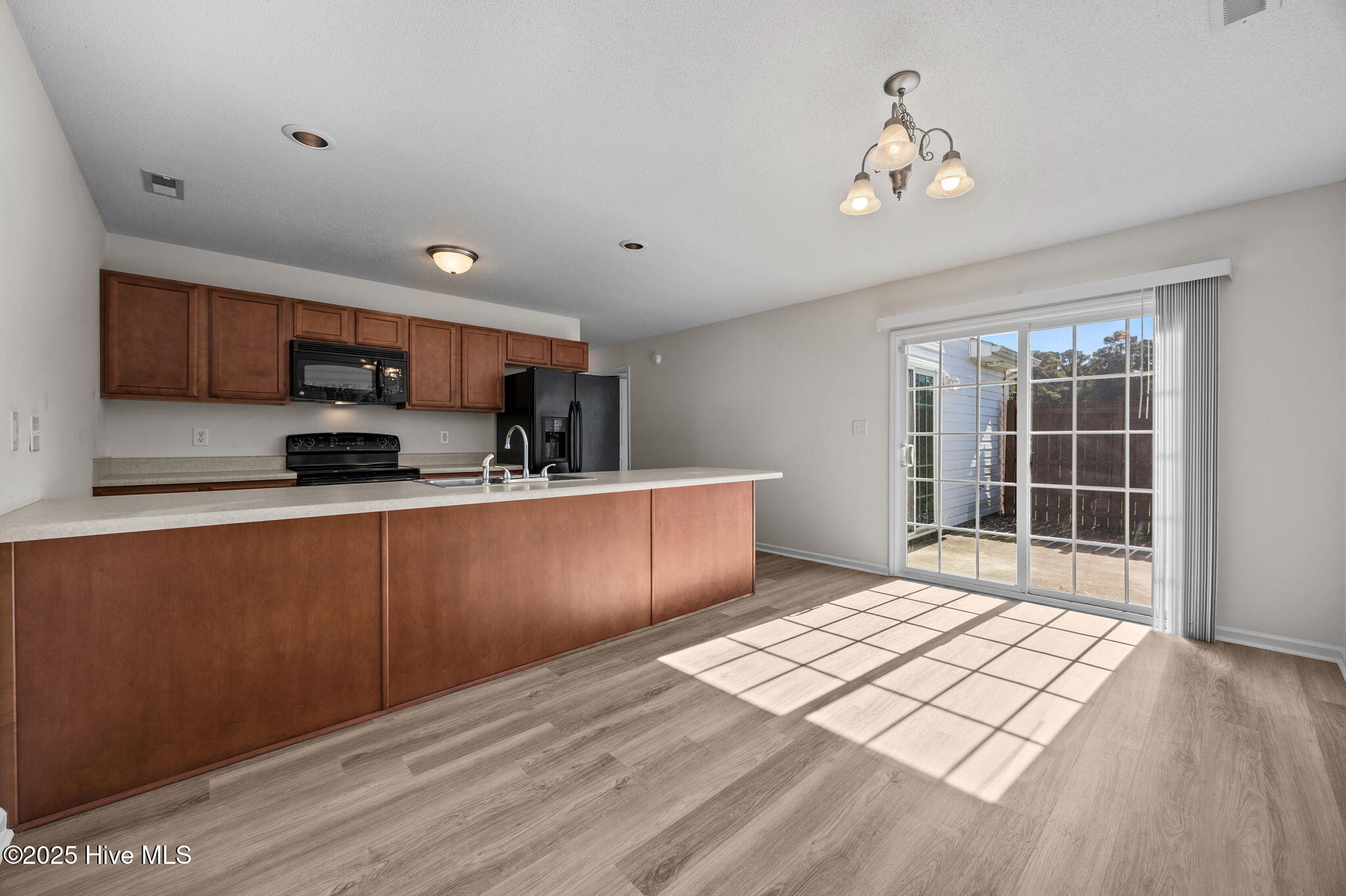 100541602 | Photo 18