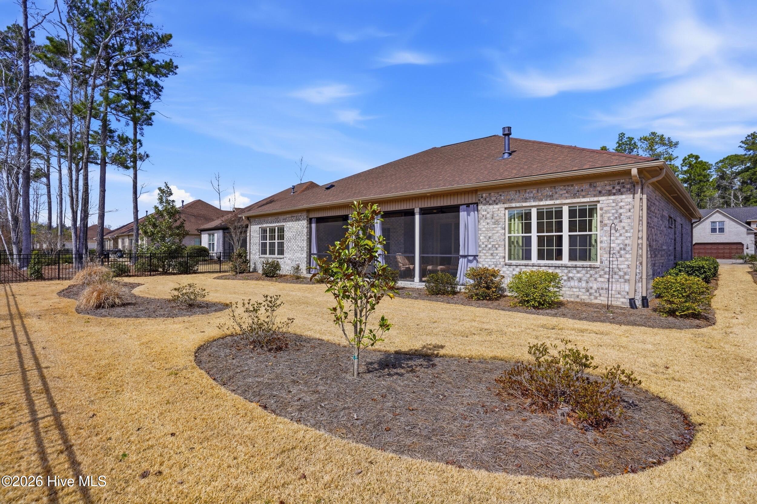 100560979 | Photo 43