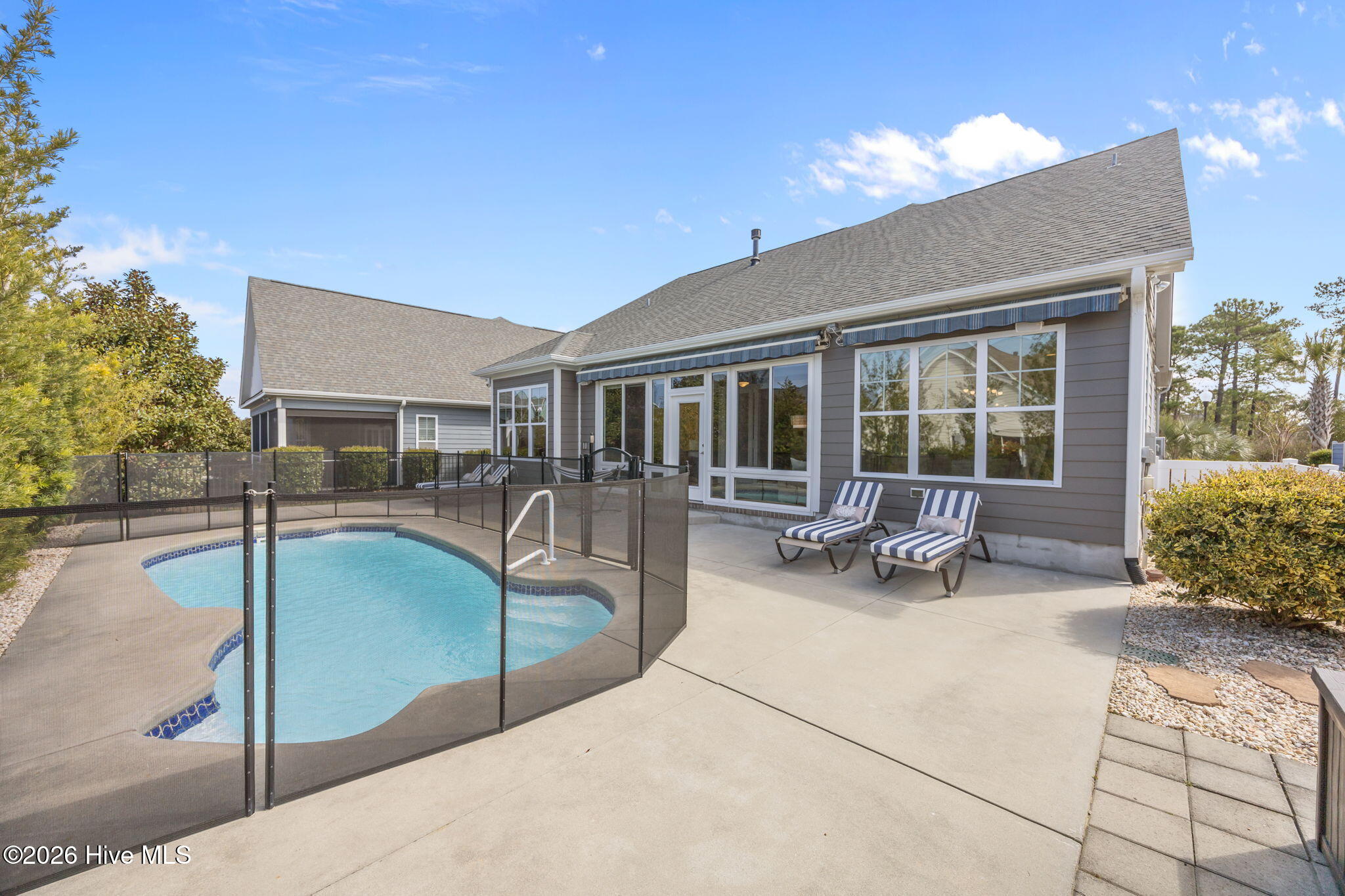 100563042 | Photo 33