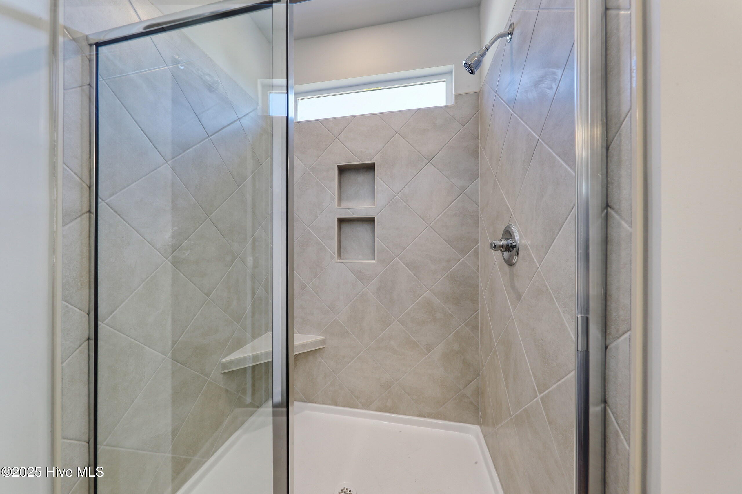 100548043 | Photo 28