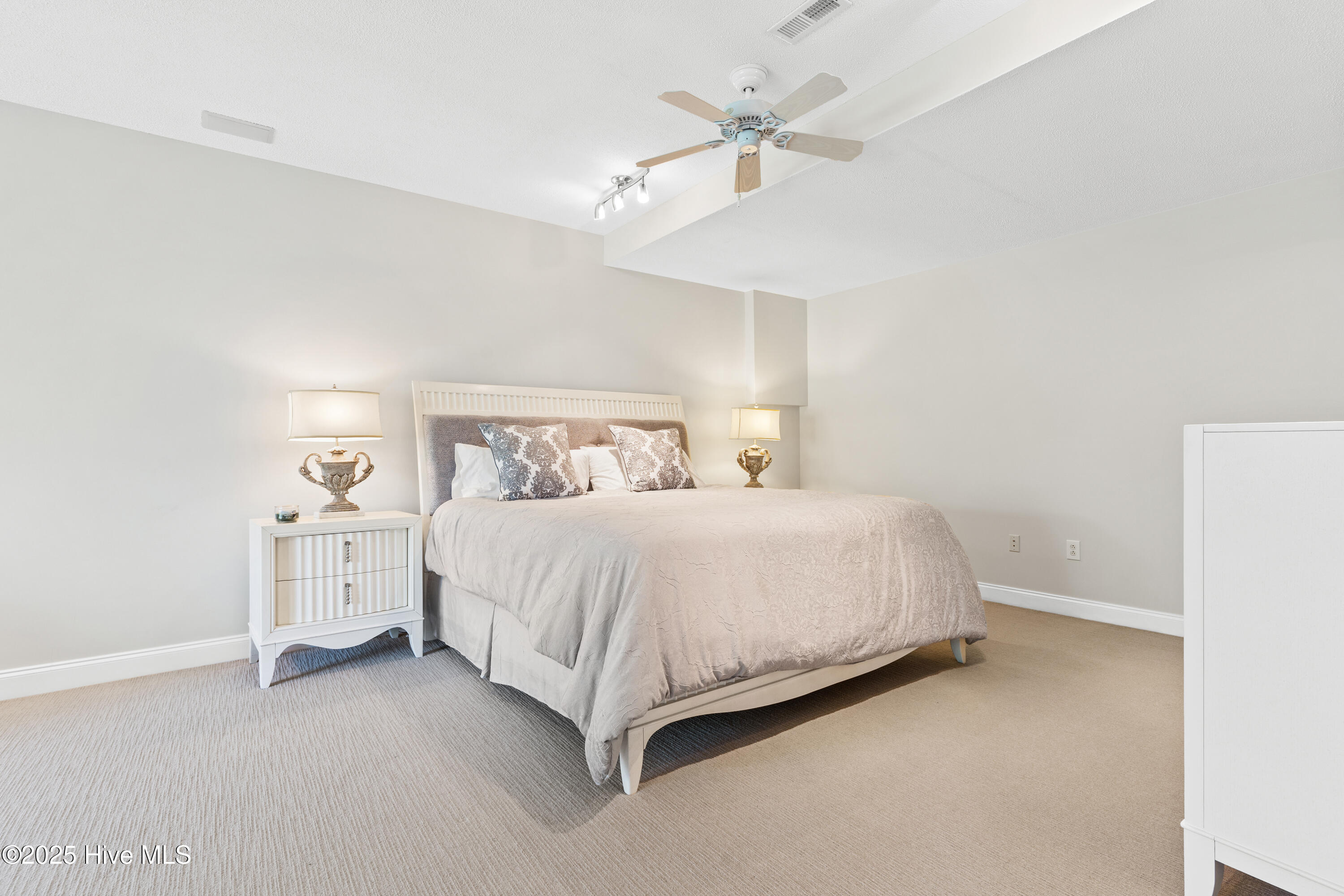 100548796 | Photo 59