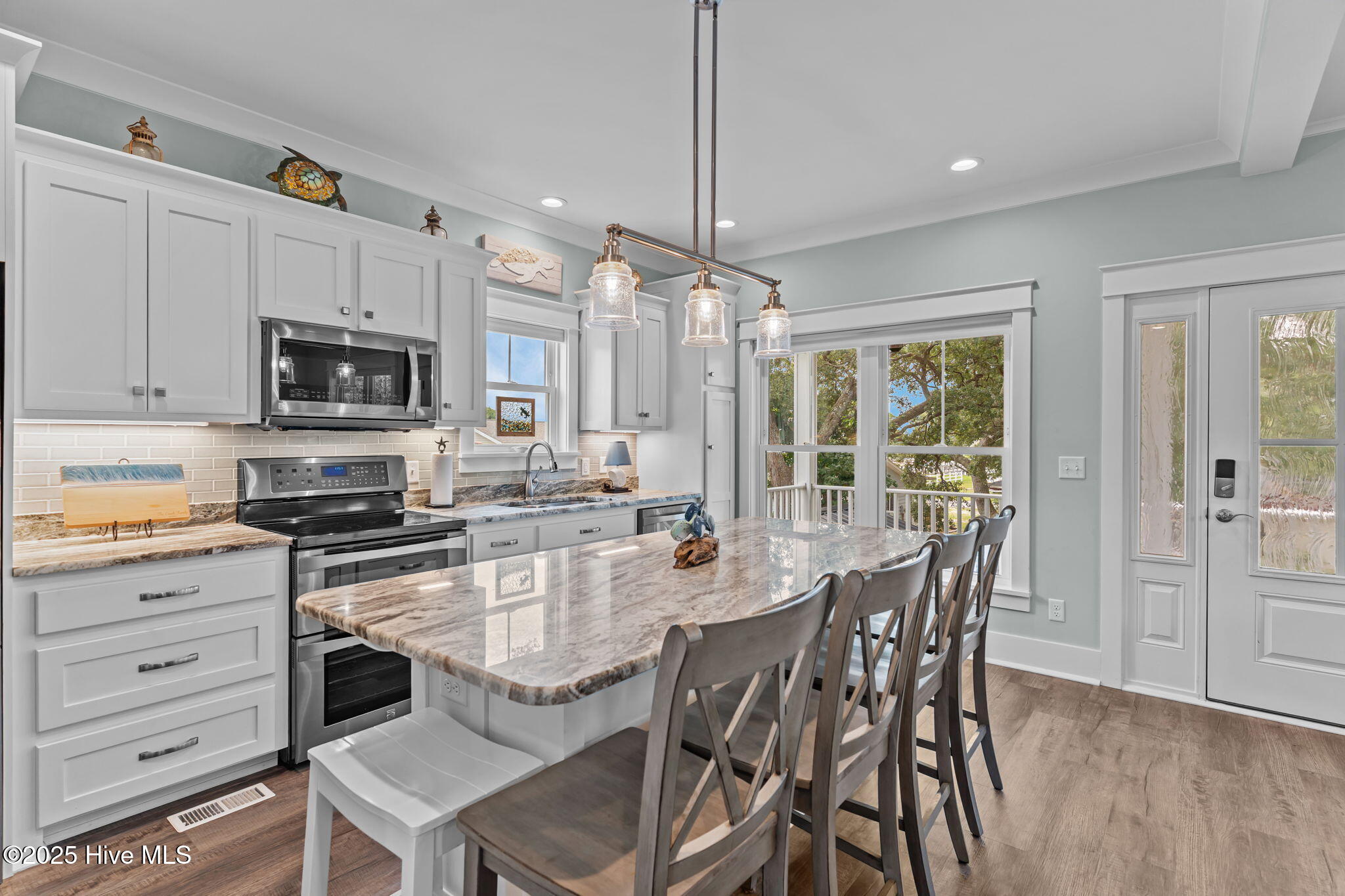 100565995 | Photo 14