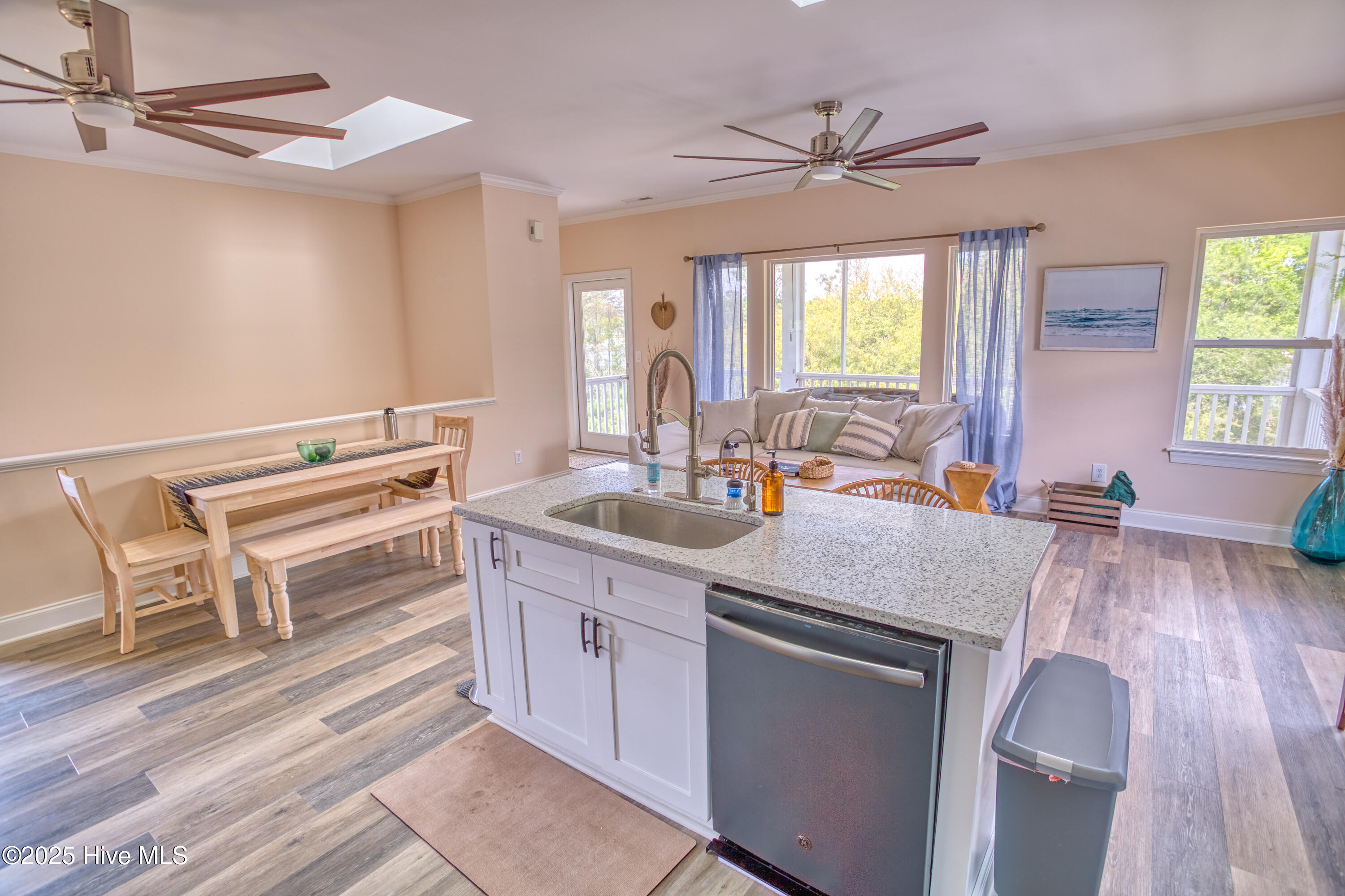 100559318 | Photo 10