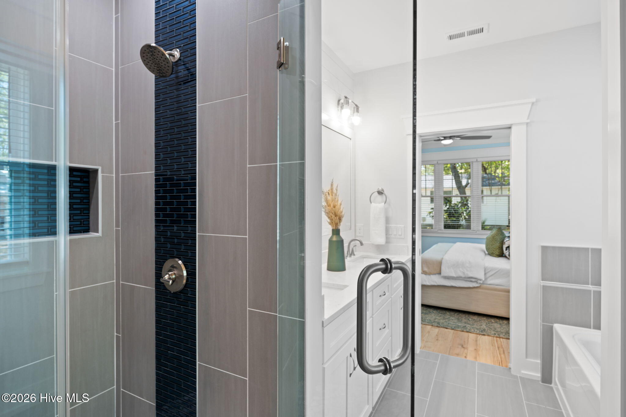 100546665 | Photo 37