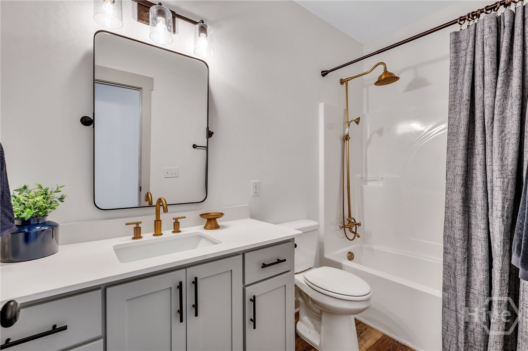 PHOTOS OF A PREVIOUSLY BUILT BRINSON PLAN BY LAWRENCE ALEXANDER HOMES.