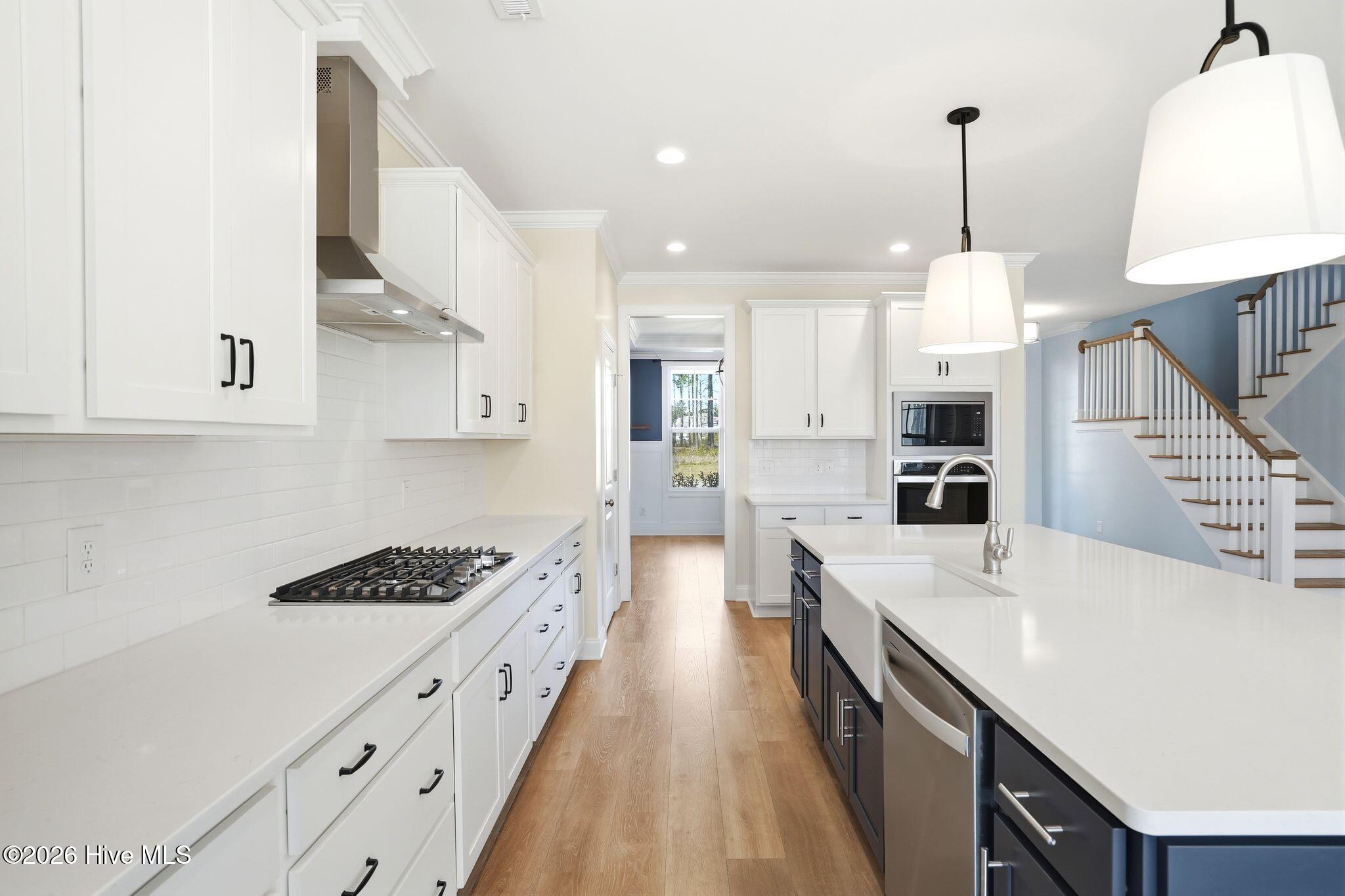 100562109 | Photo 24