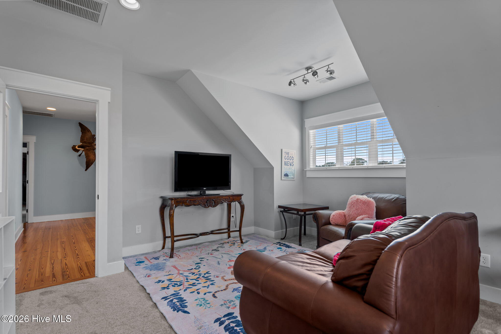 100563591 | Photo 40