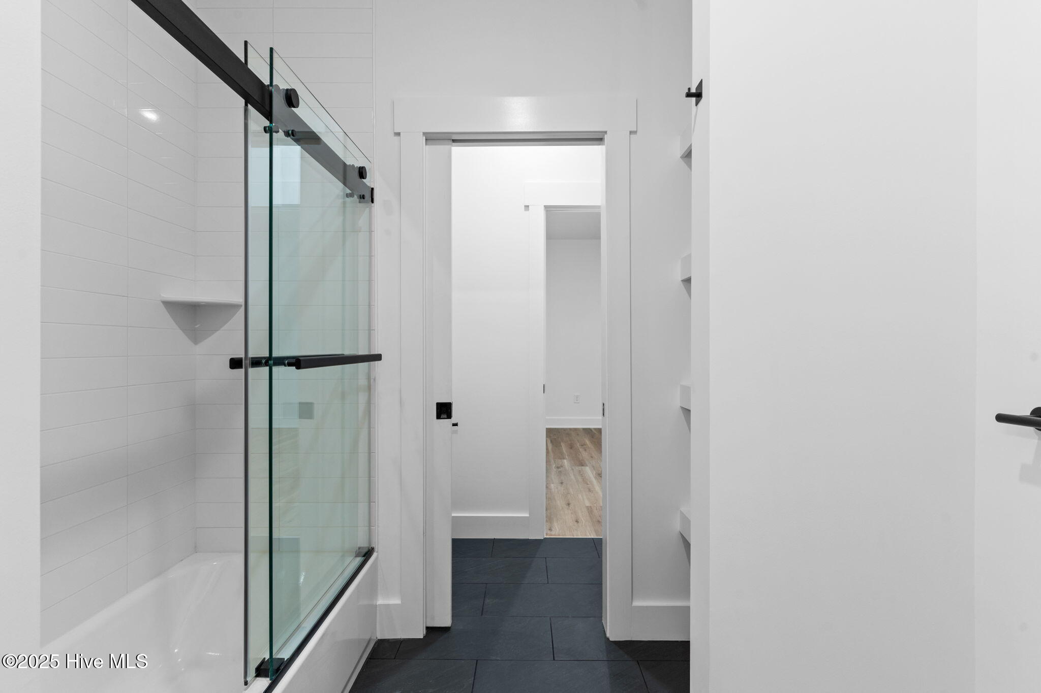 100529099 | Photo 37