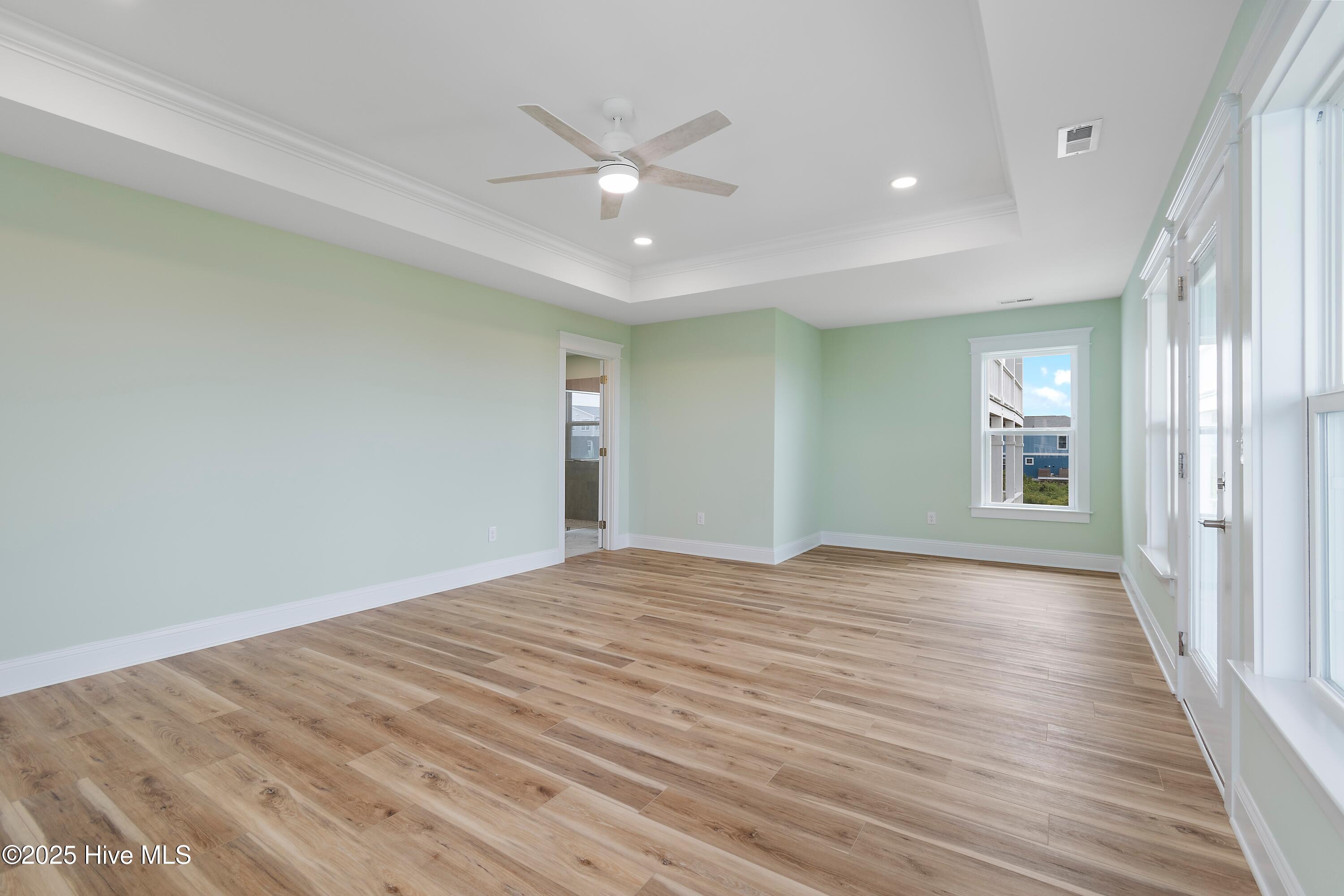 100549252 | Photo 37