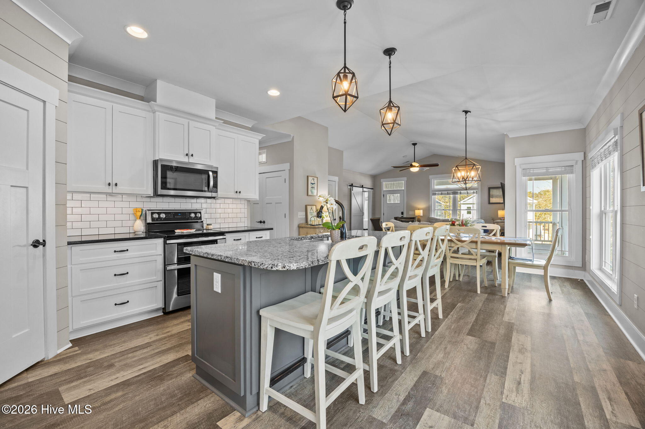 100548443 | Photo 18