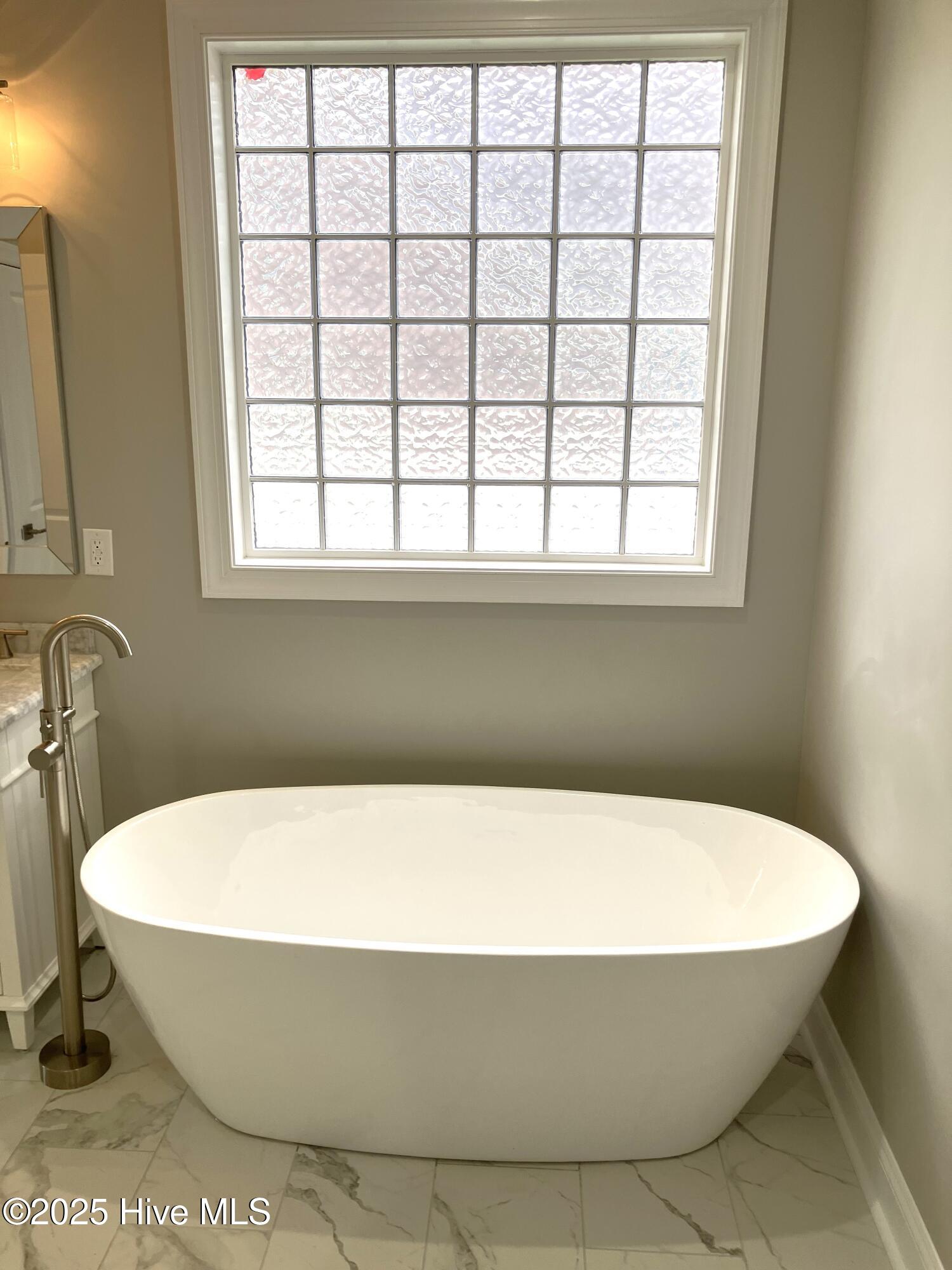 100514108 | Photo 24