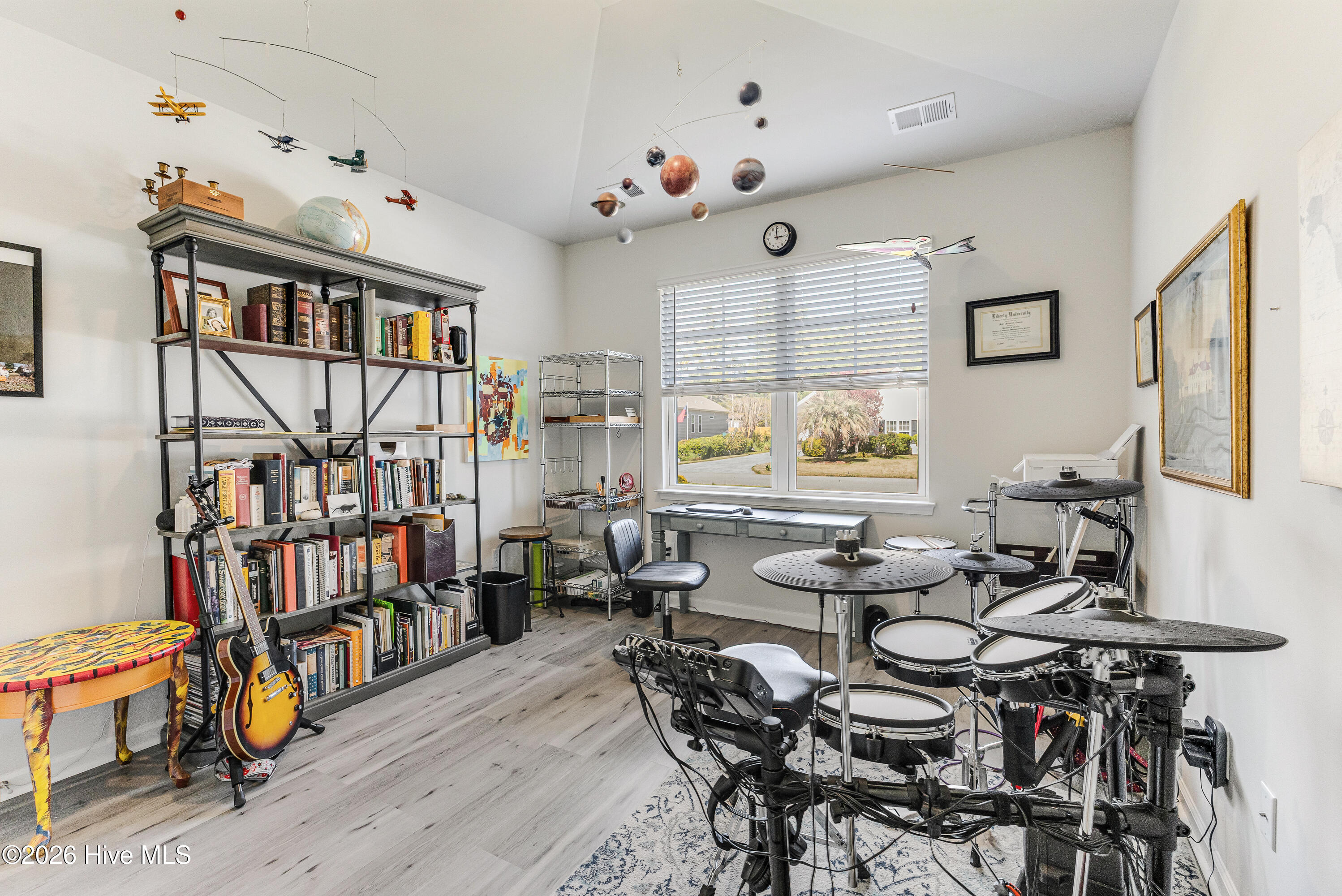 100564699 | Photo 23