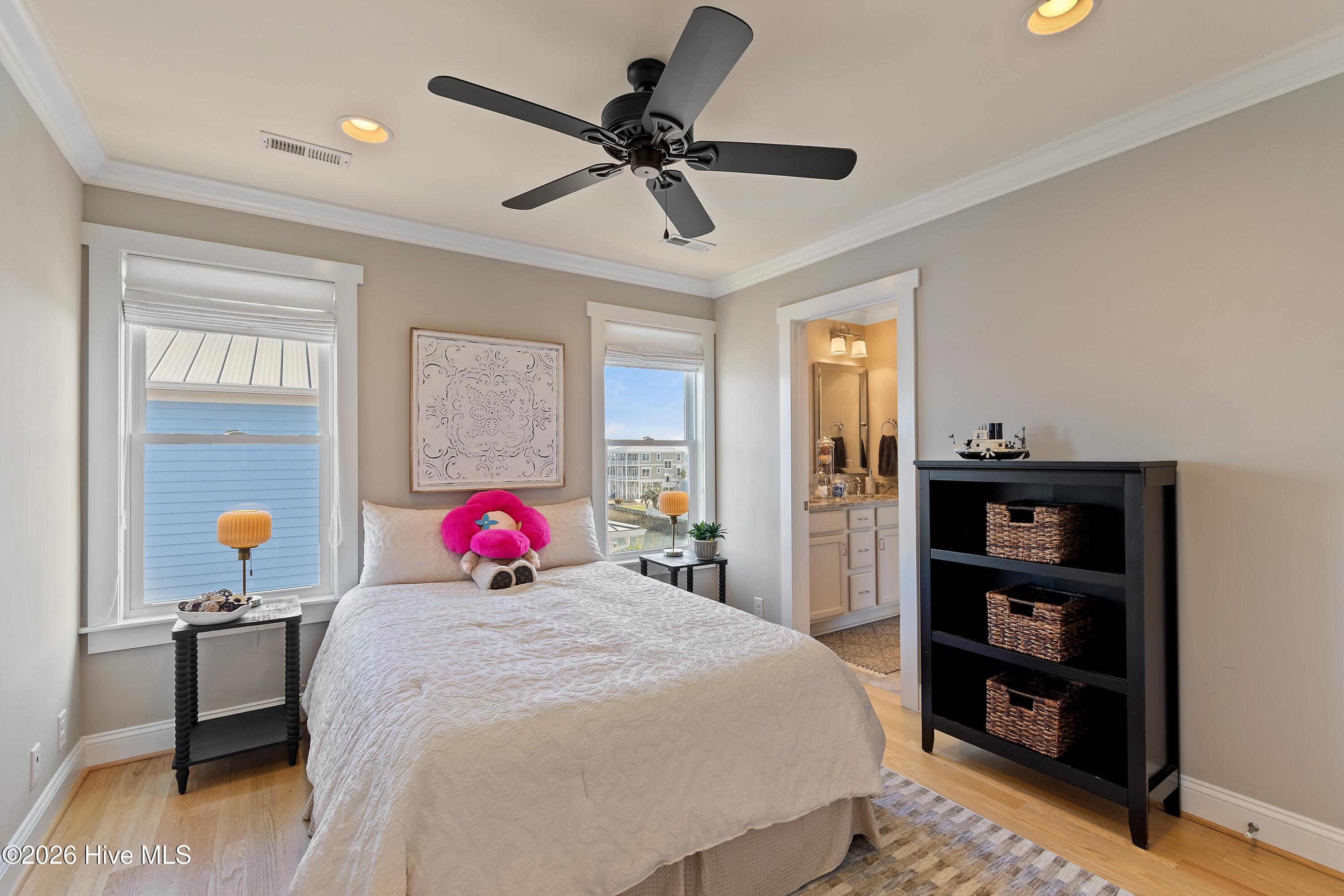 100547870 | Photo 34