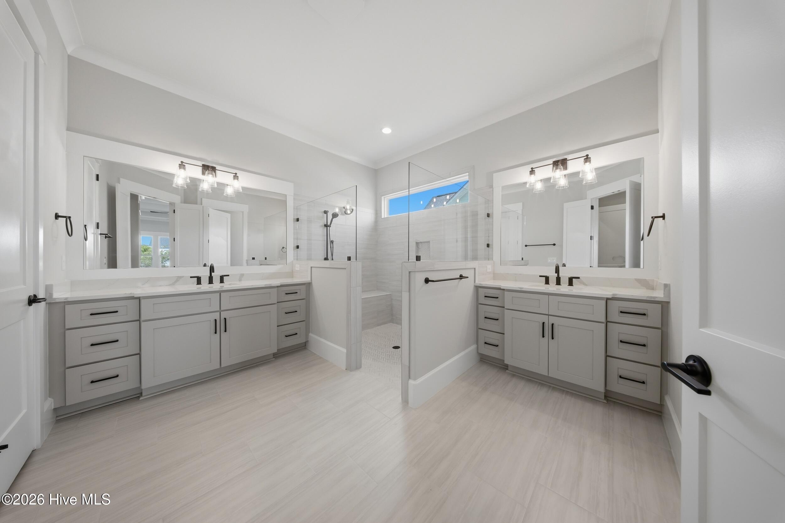 100567785 | Photo 44