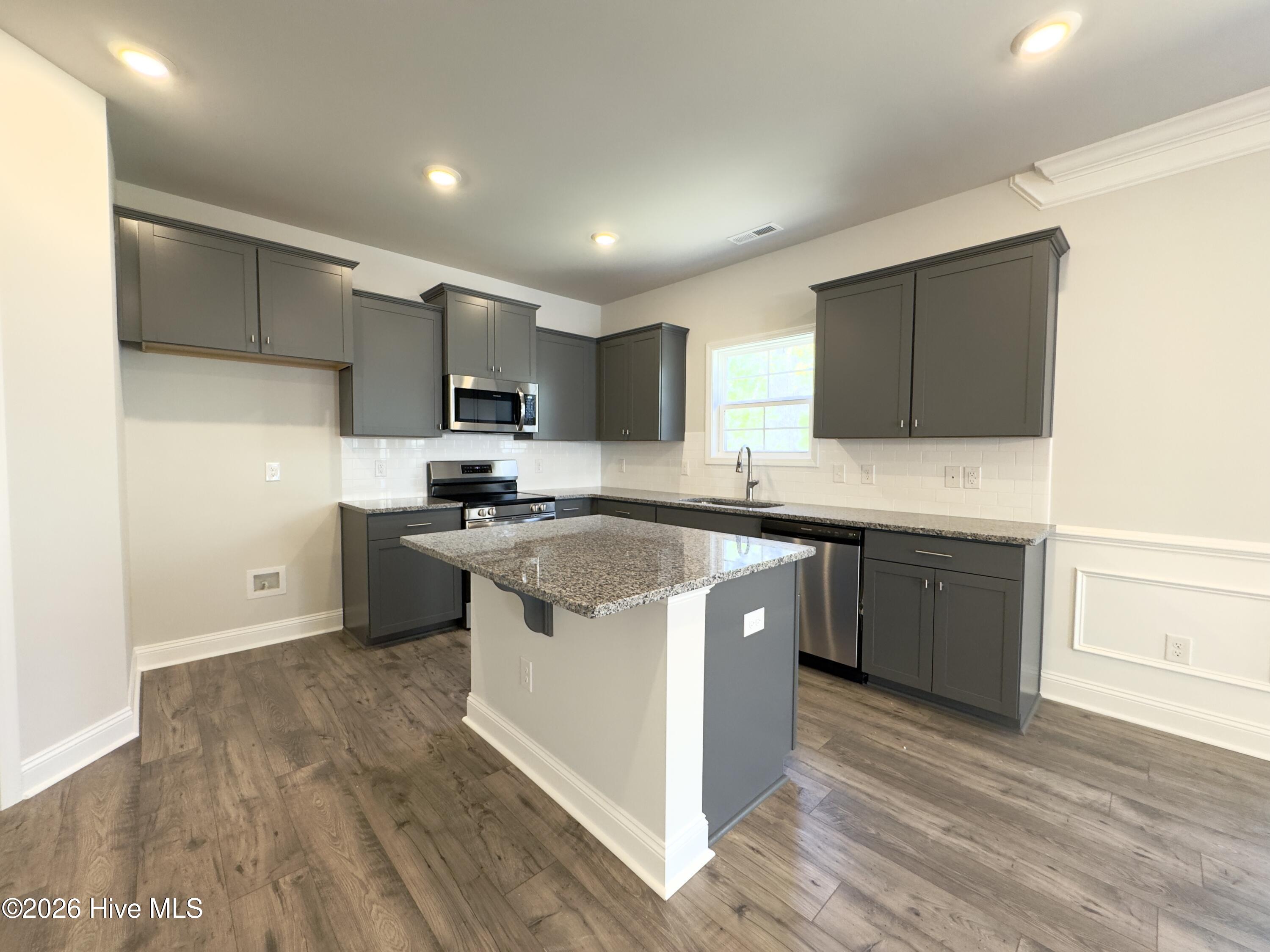 100563349 | Photo 11