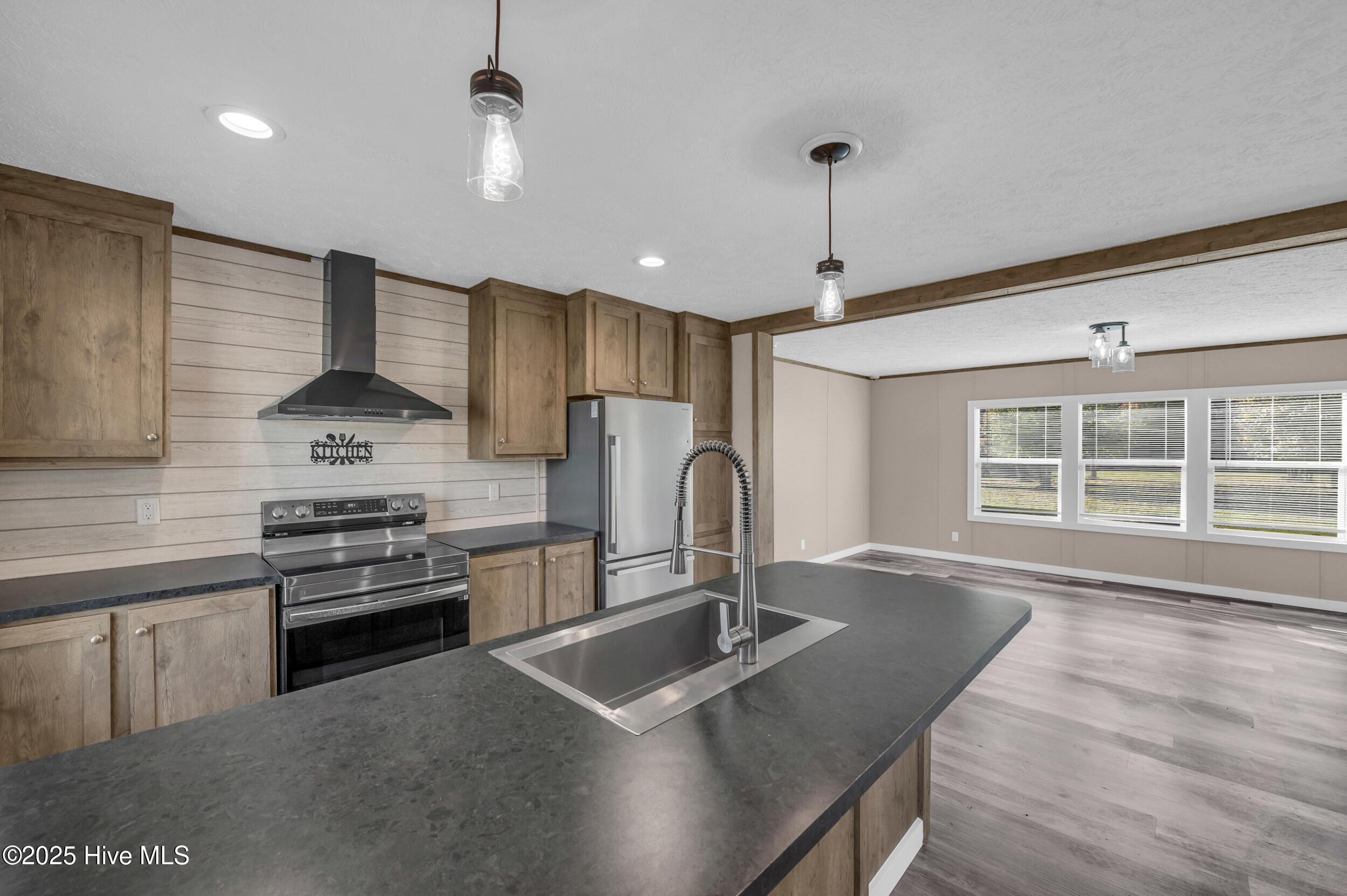 100540708 | Photo 12