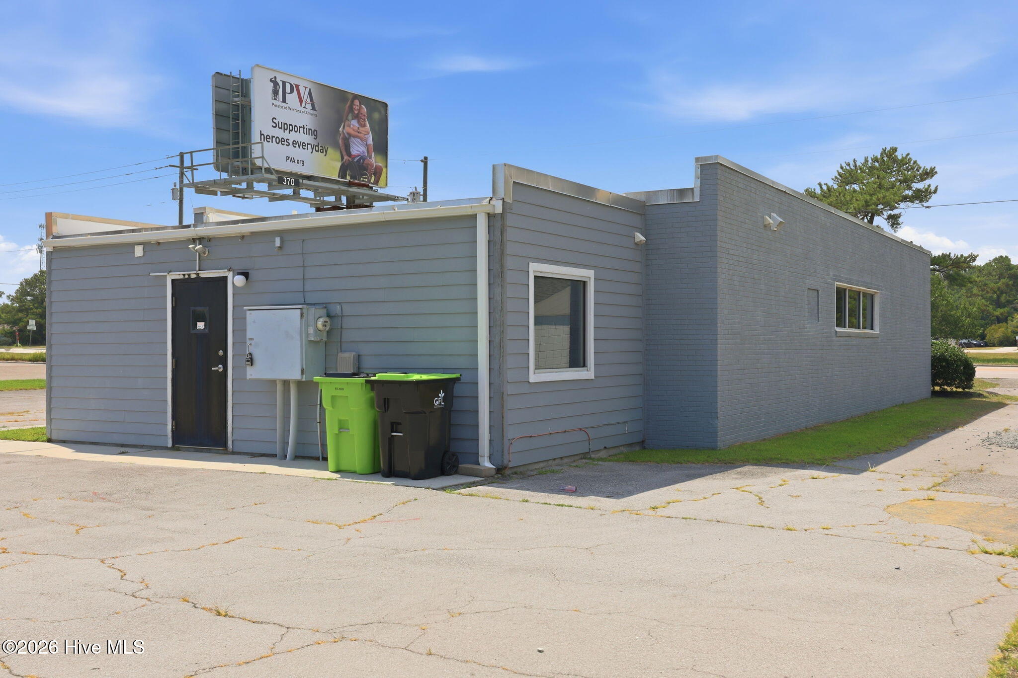 Exterior photo of 308 Us Highway 17 N, Holly Ridge, NC 28445. MLS: 100587446