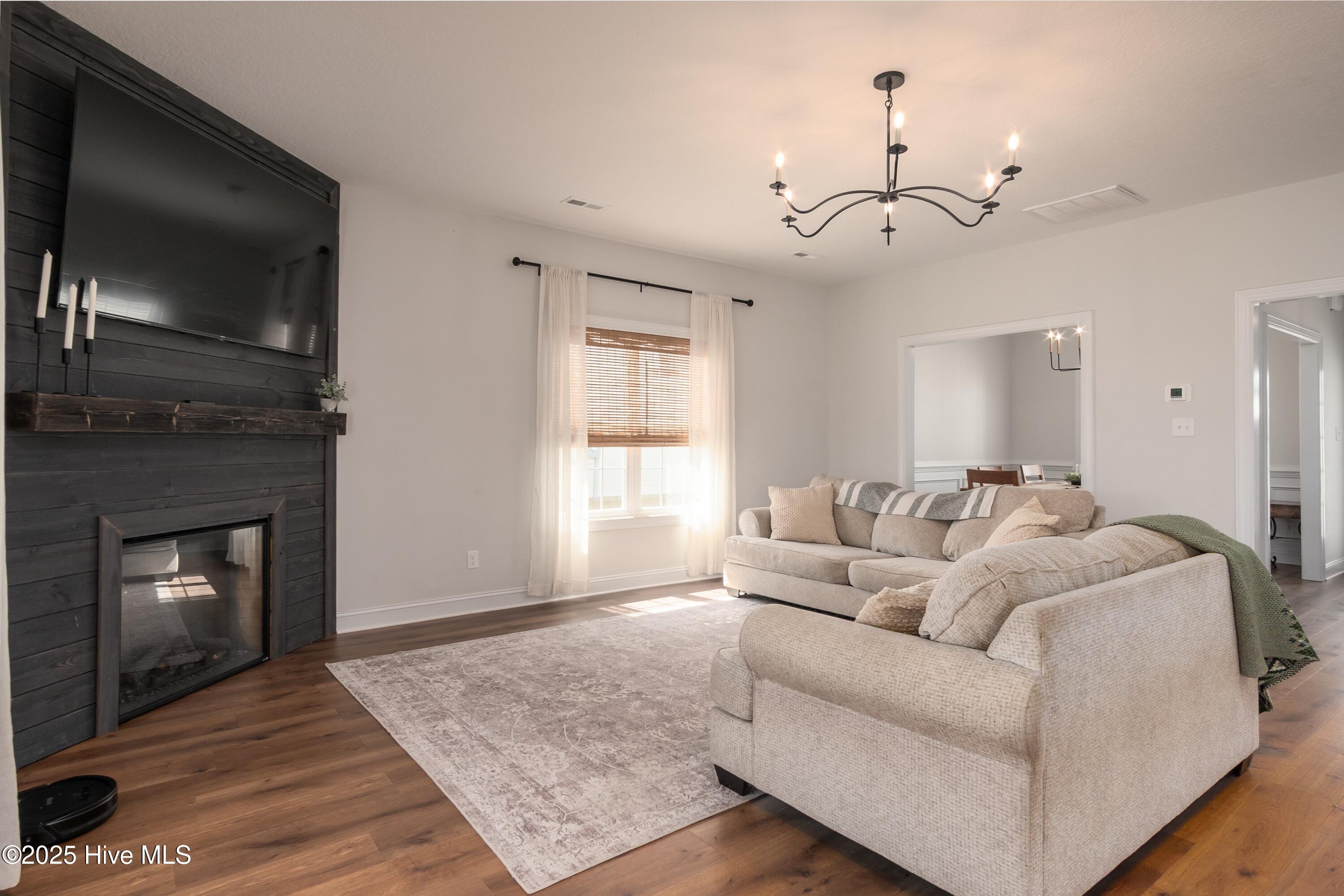 100502519 | Photo 11