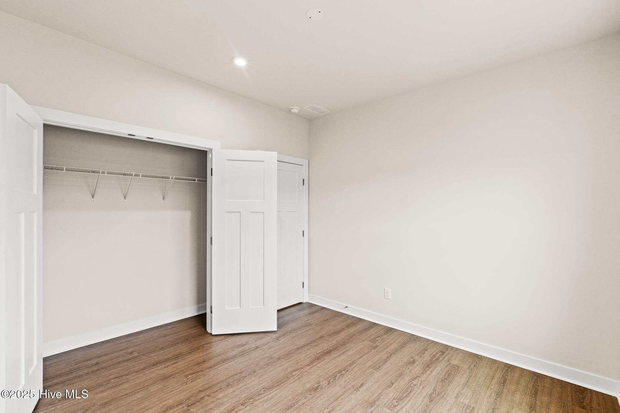 100558367 | Photo 15