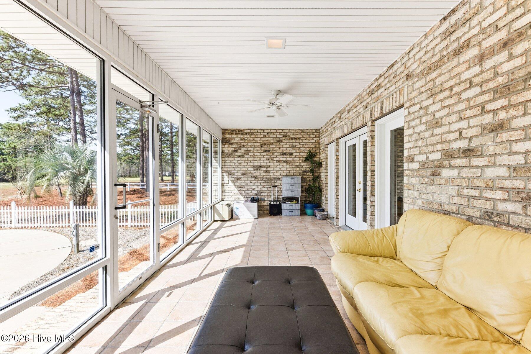 100563344 | Photo 38