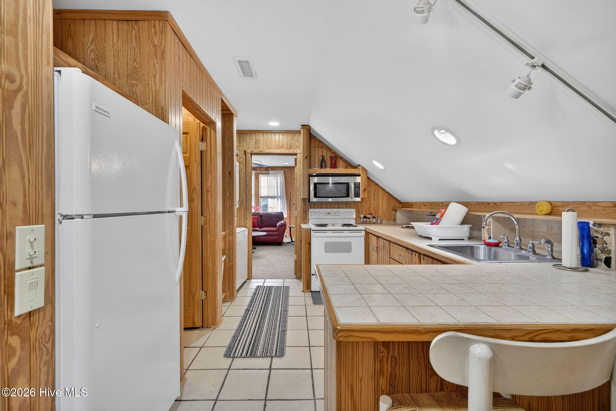 100542936 | Photo 61