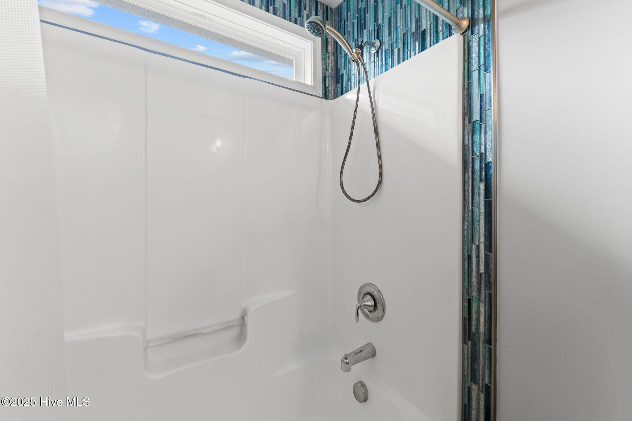 100548300 | Photo 46