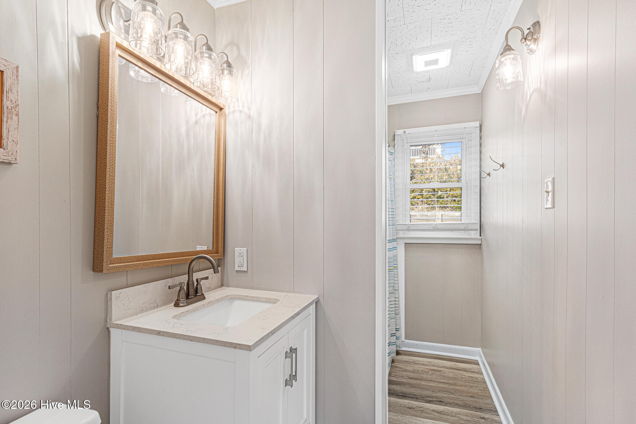 100553851 | Photo 24