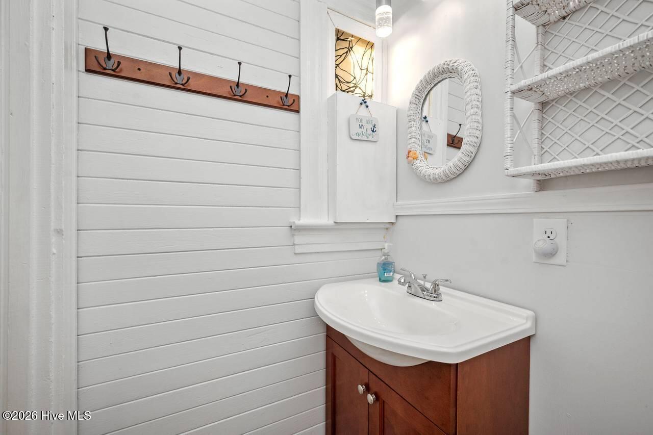 100561729 | Photo 23