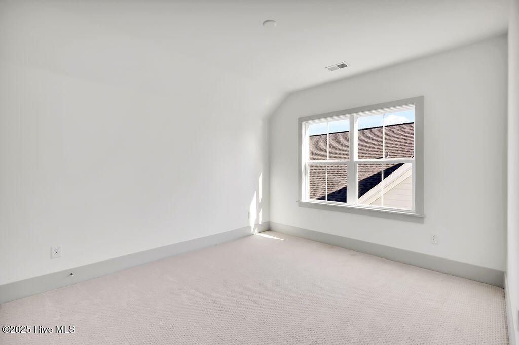 100446979 | Photo 16