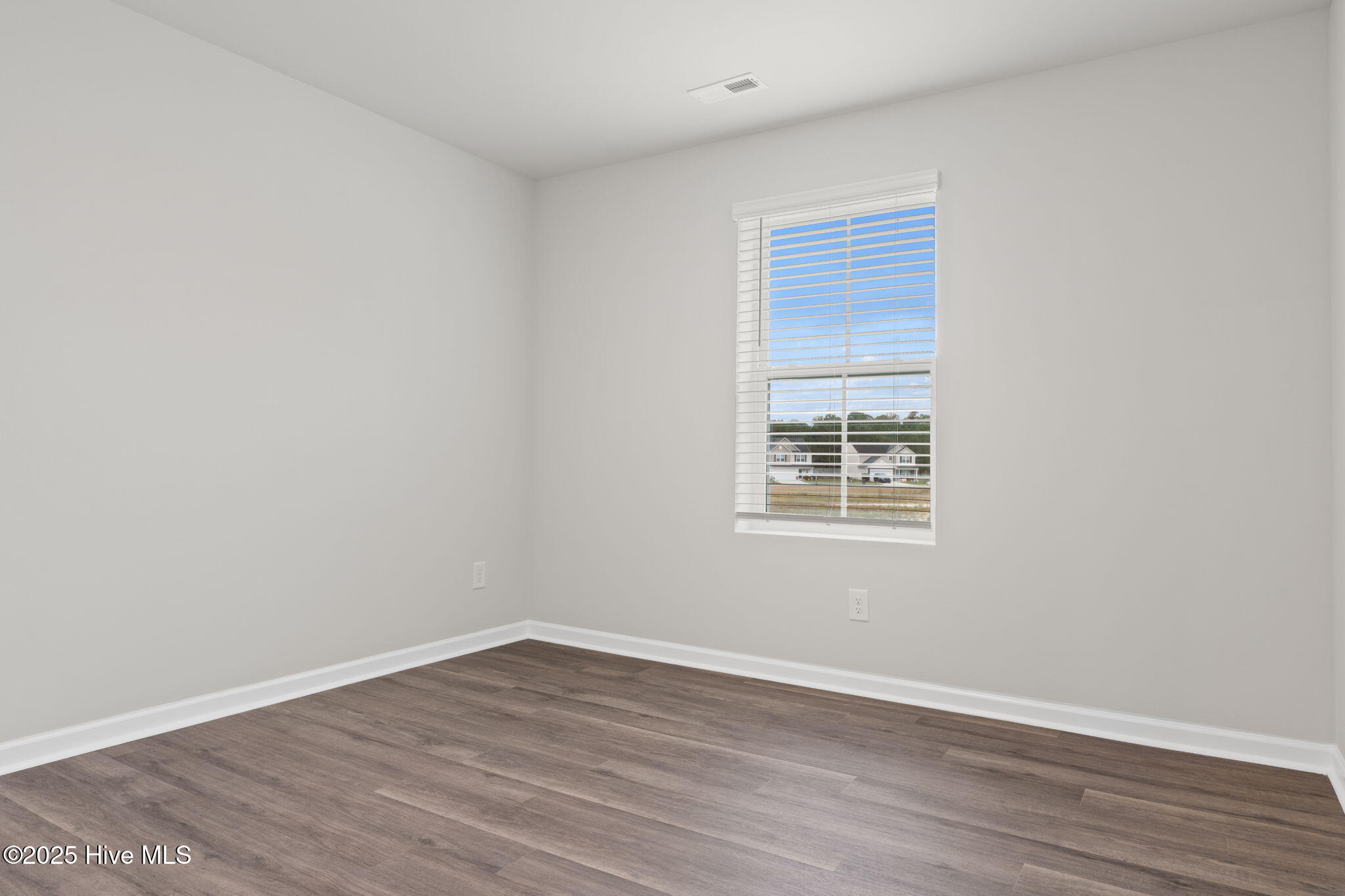 100507185 | Photo 25