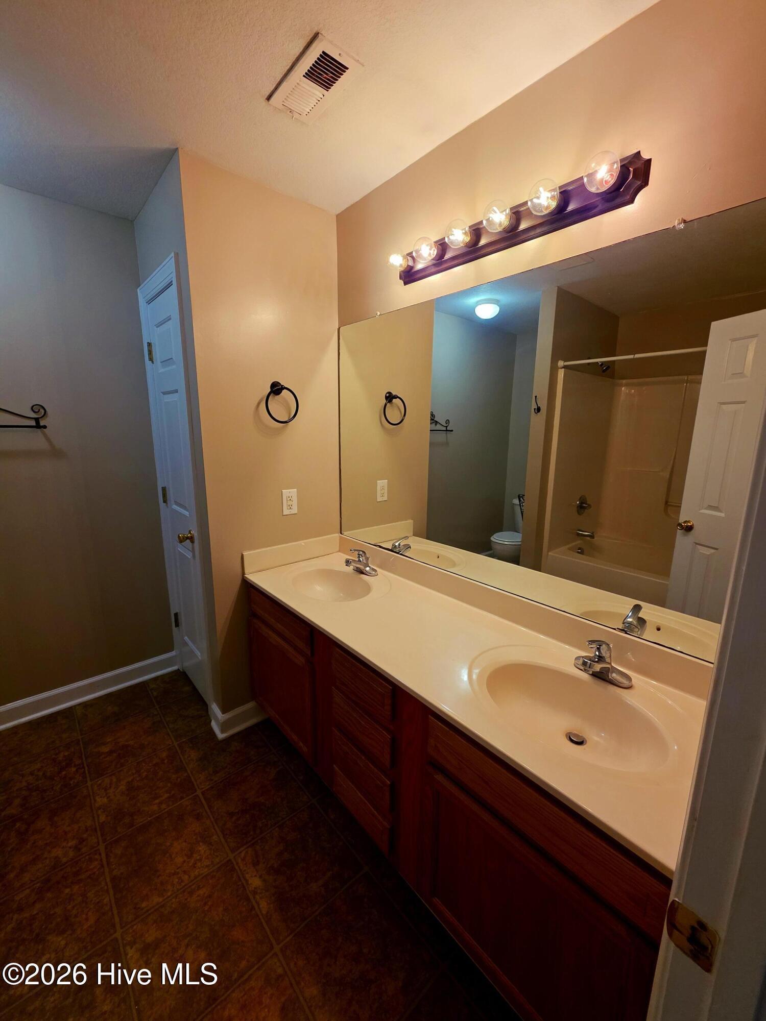 100552153 | Photo 11