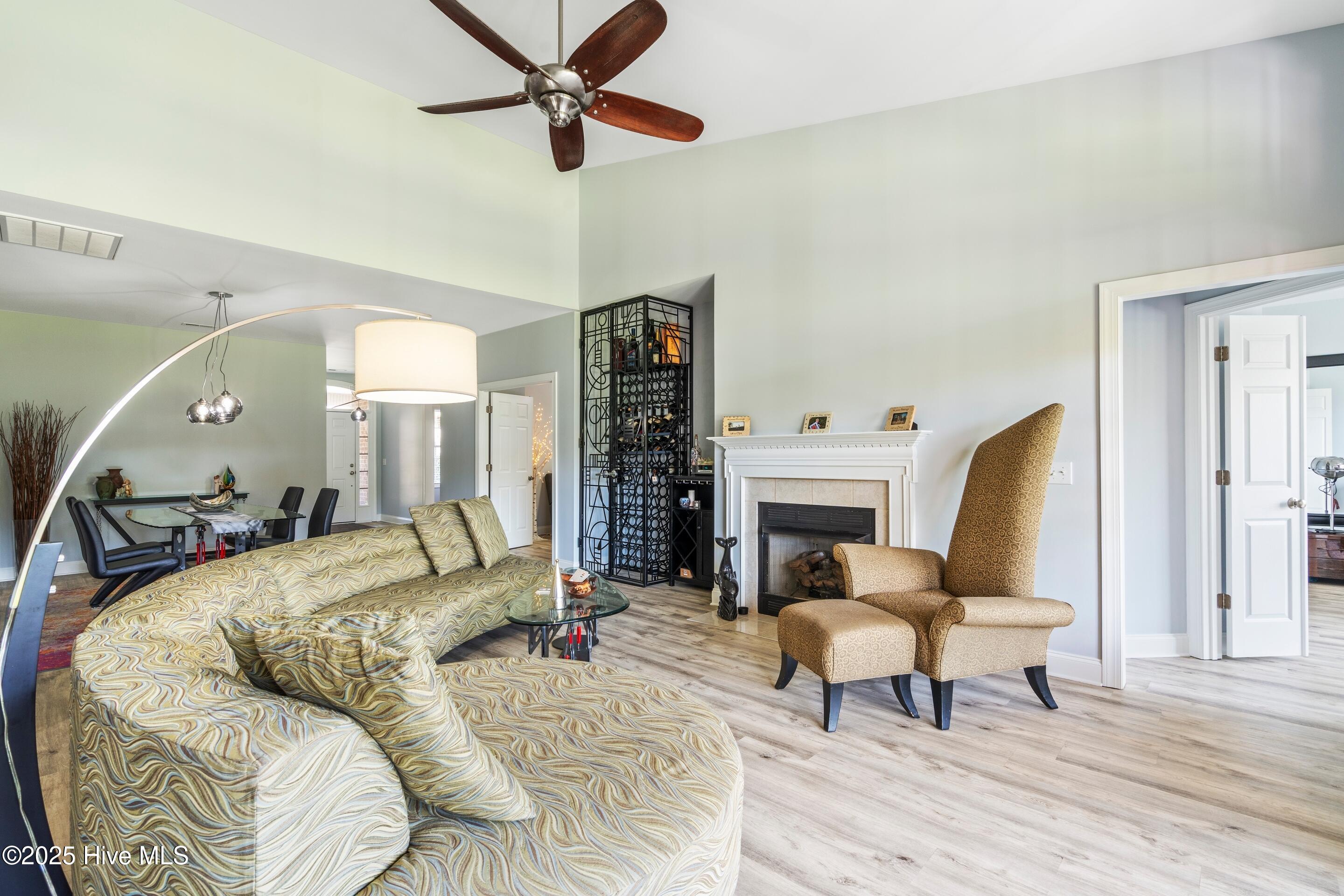 100541104 | Photo 38