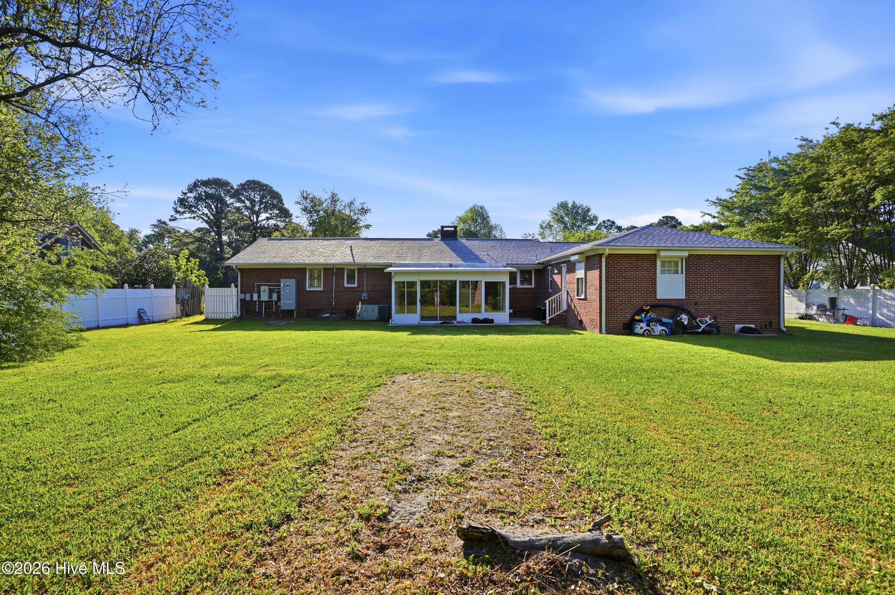 100567003 | Photo 32