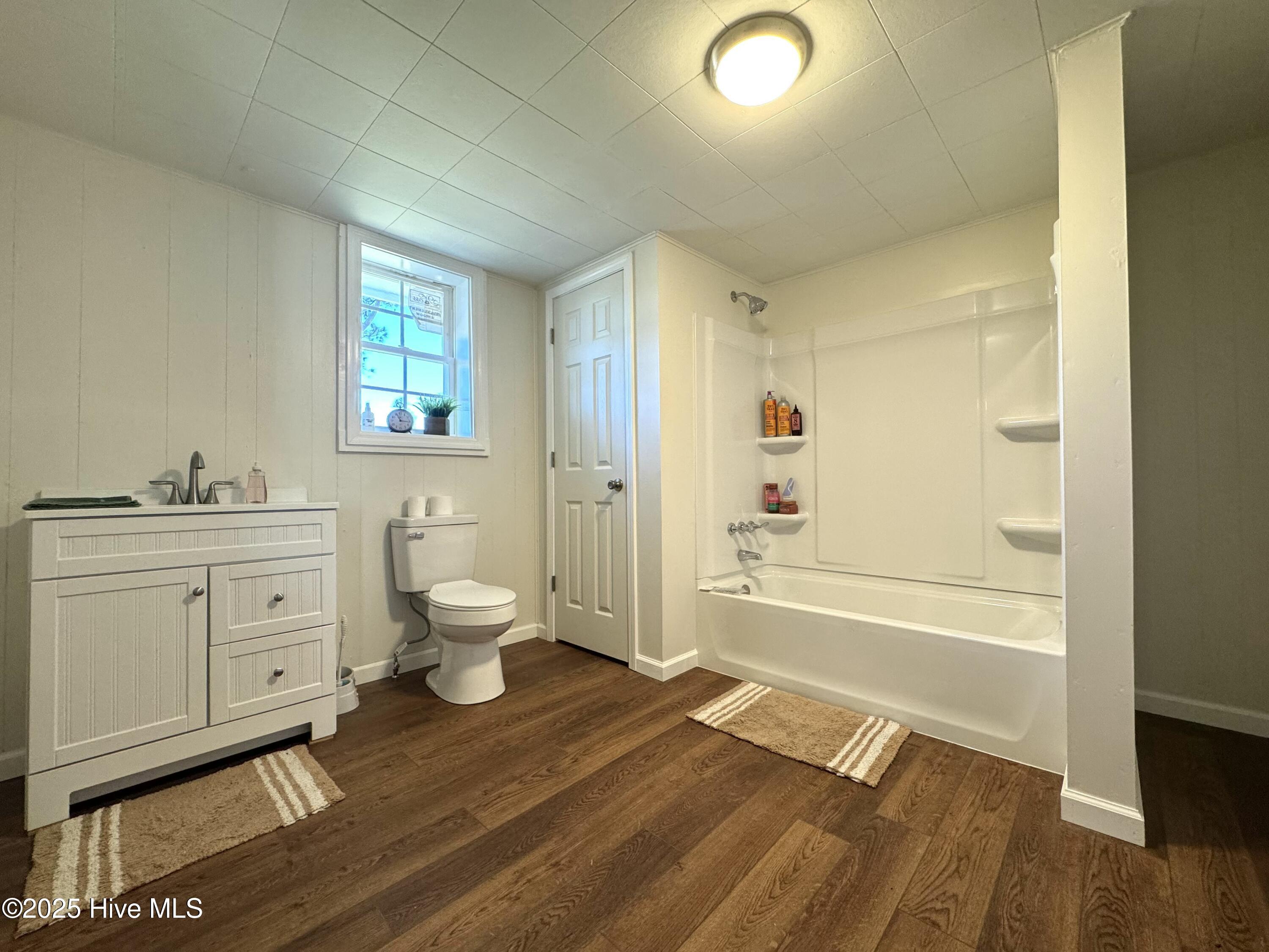 100547785 | Photo 10