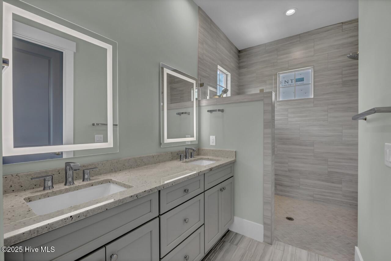 100494690 | Photo 15