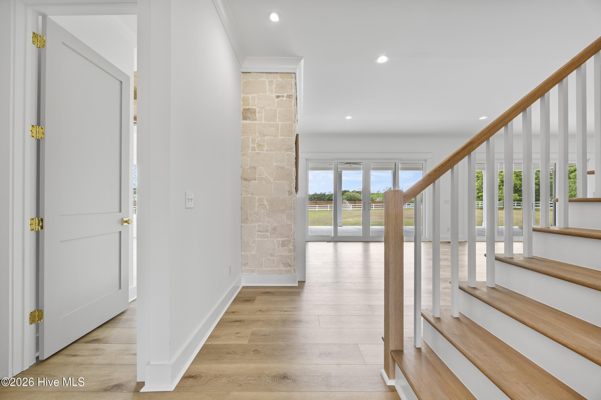 100570401 | Photo 10