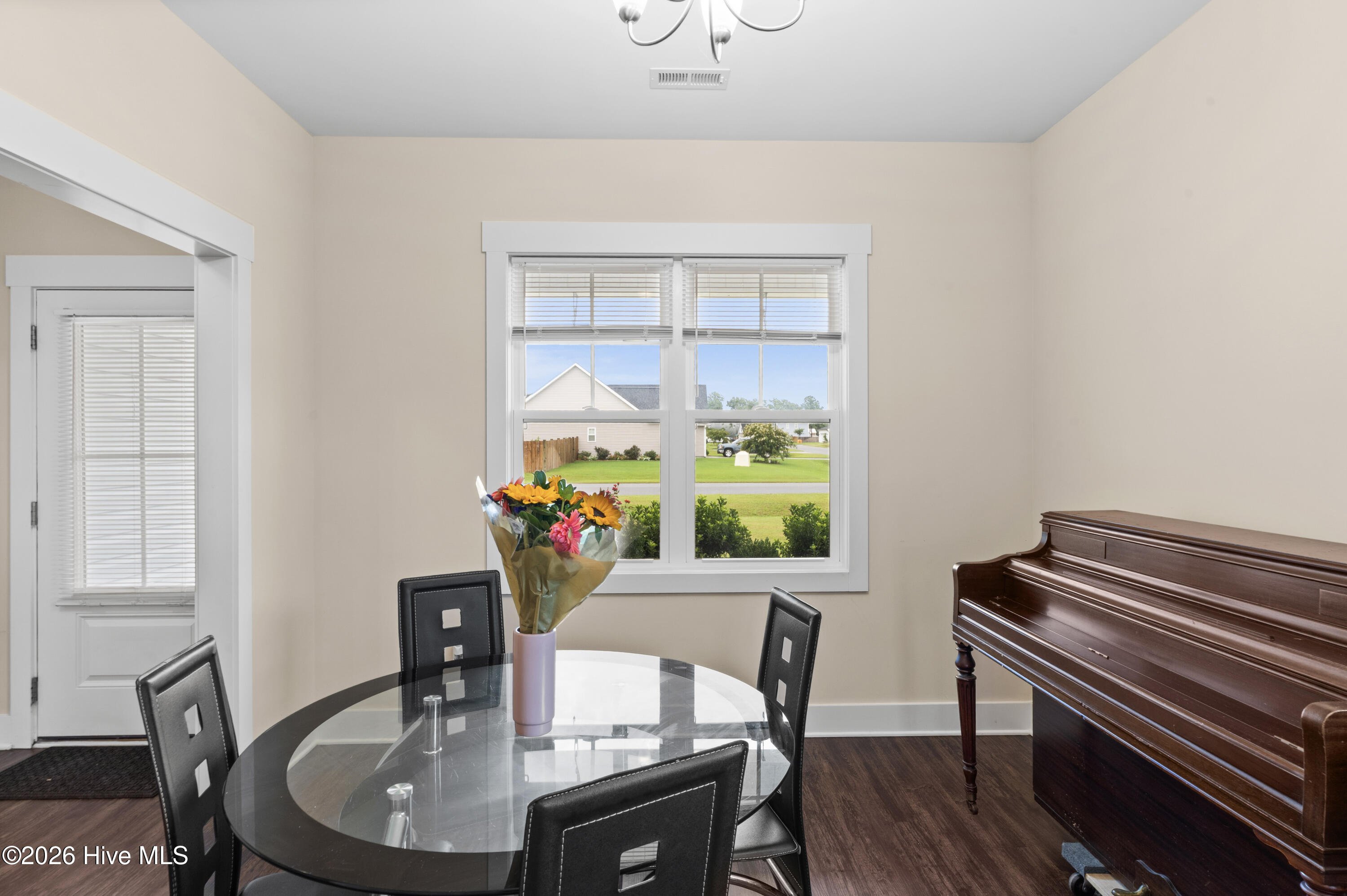 100569273 | Photo 14