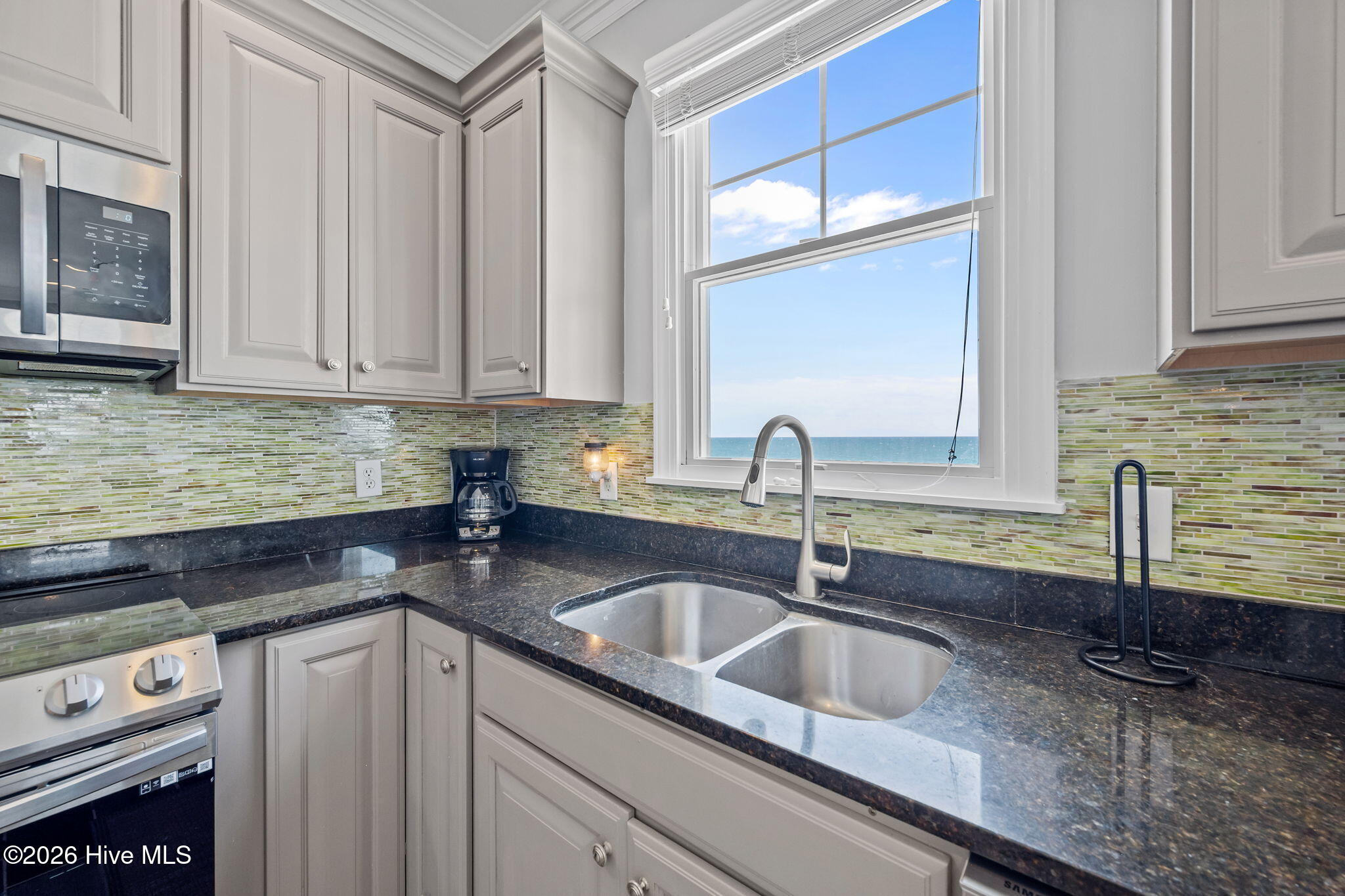 100570241 | Photo 37