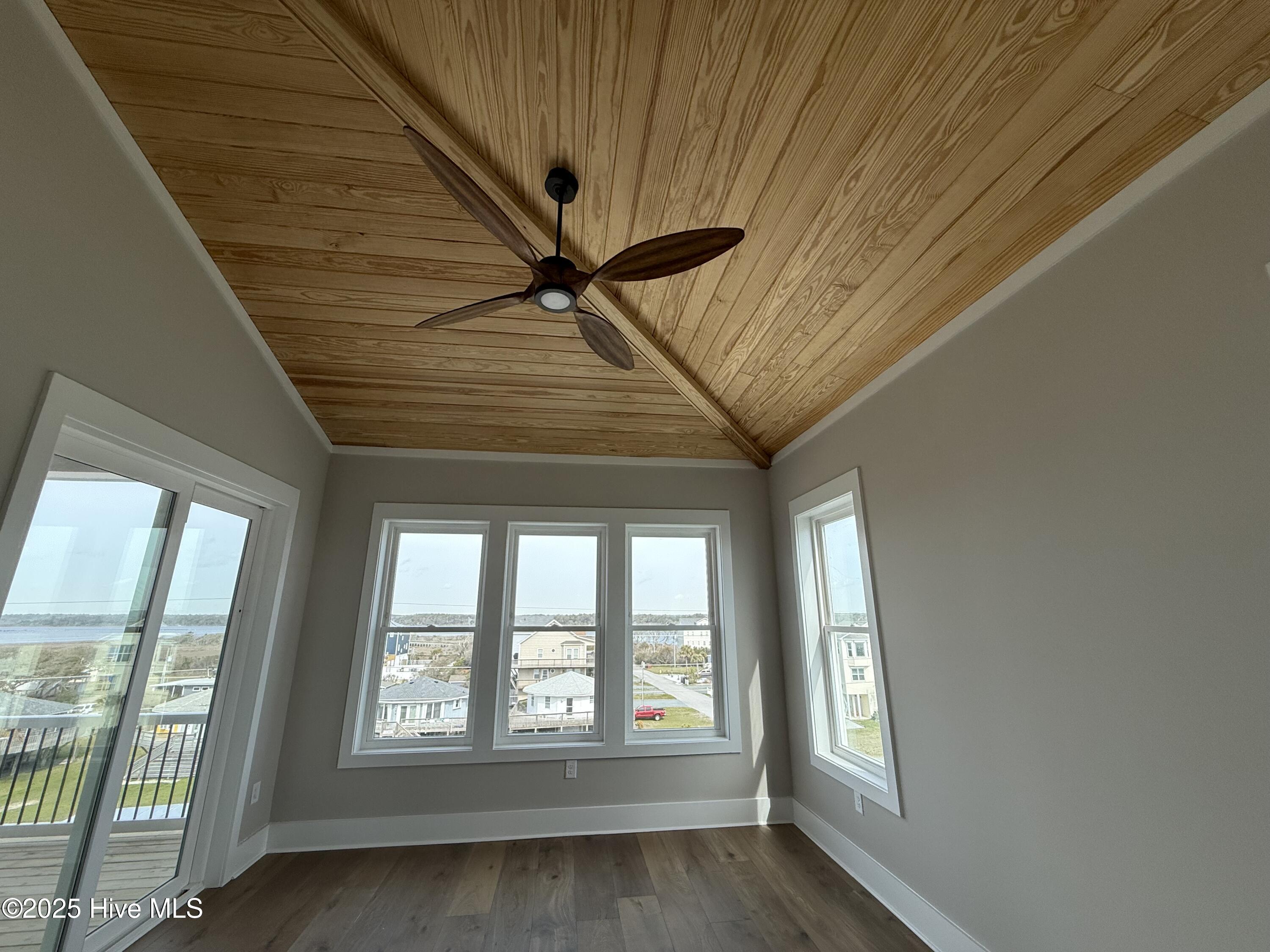 100498103 | Photo 34