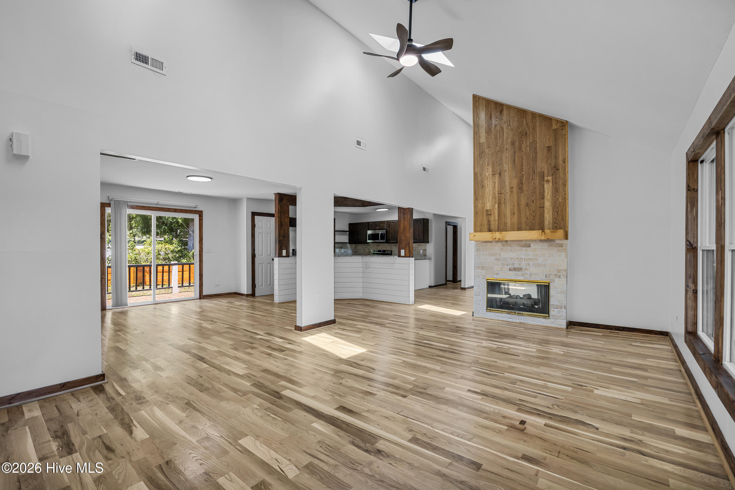 100568945 | Photo 15