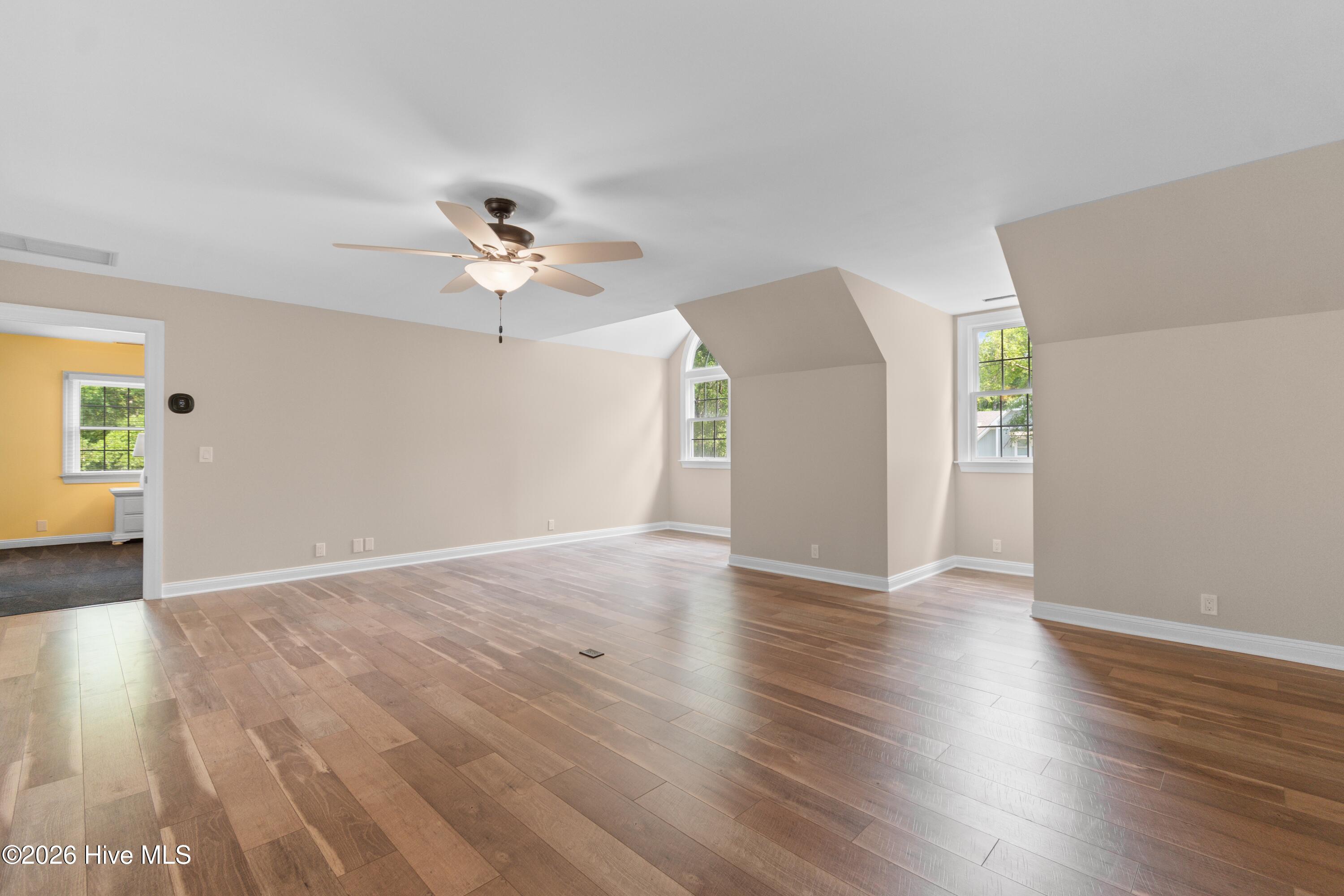 100569260 | Photo 36