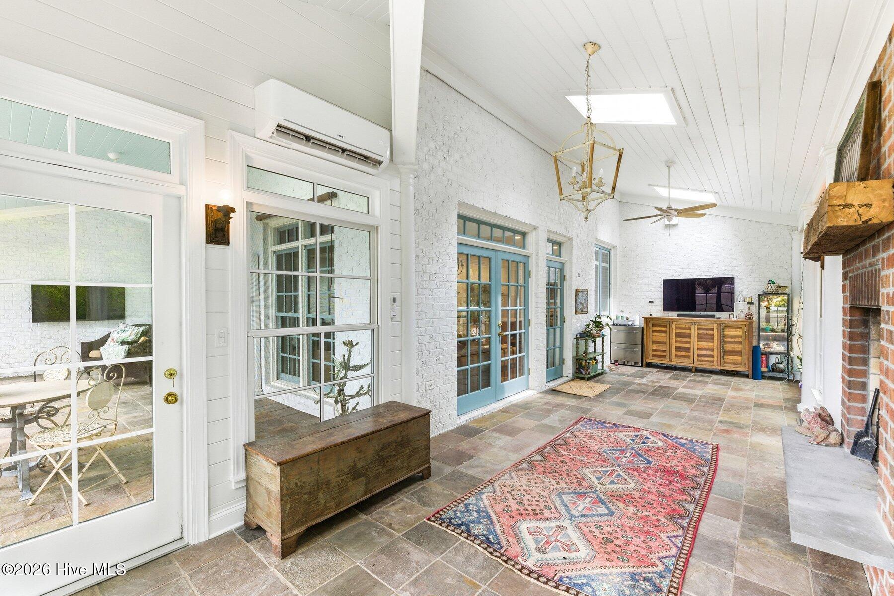 100565828 | Photo 54