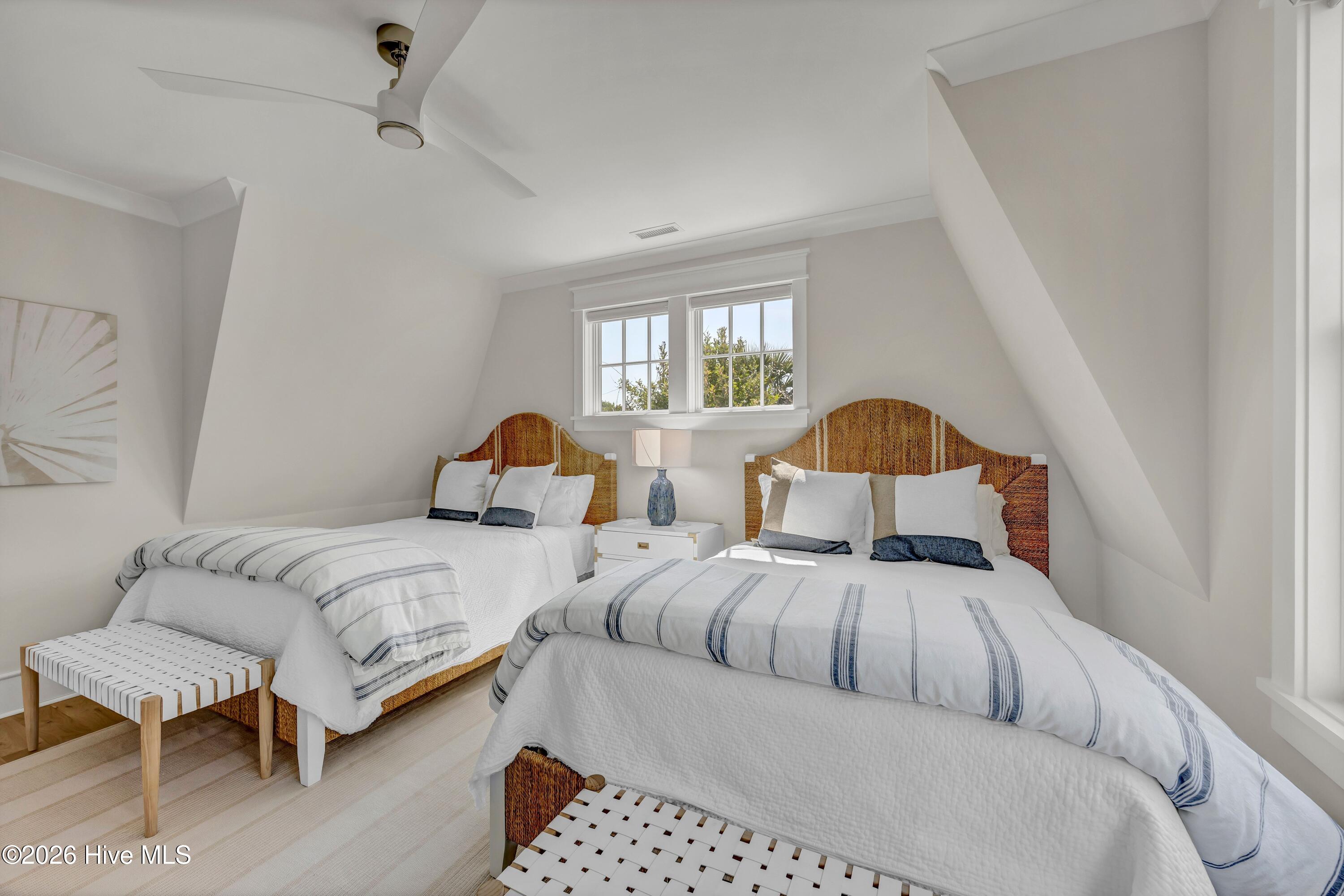 100567930 | Photo 43