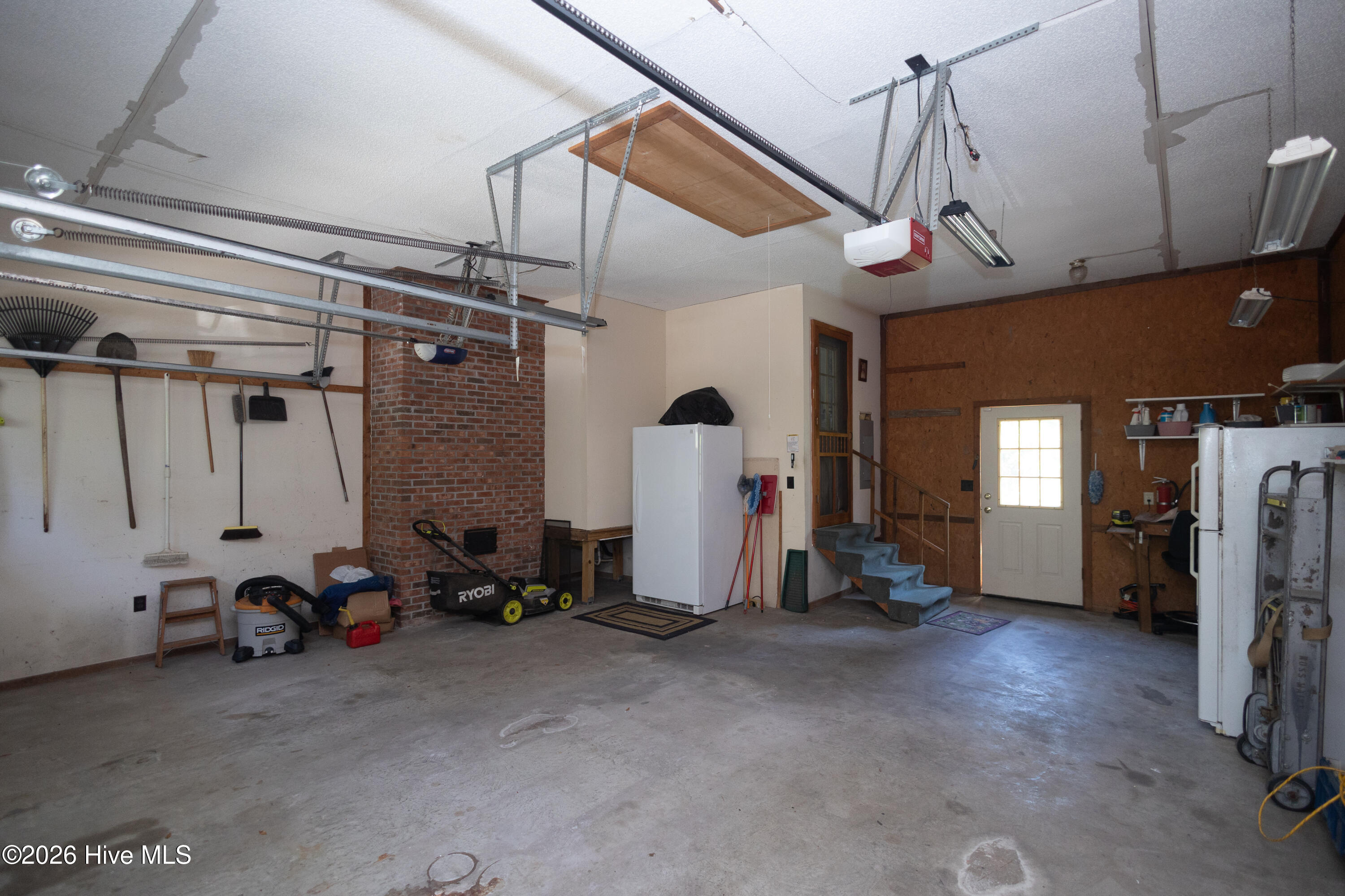 100569275 | Photo 31