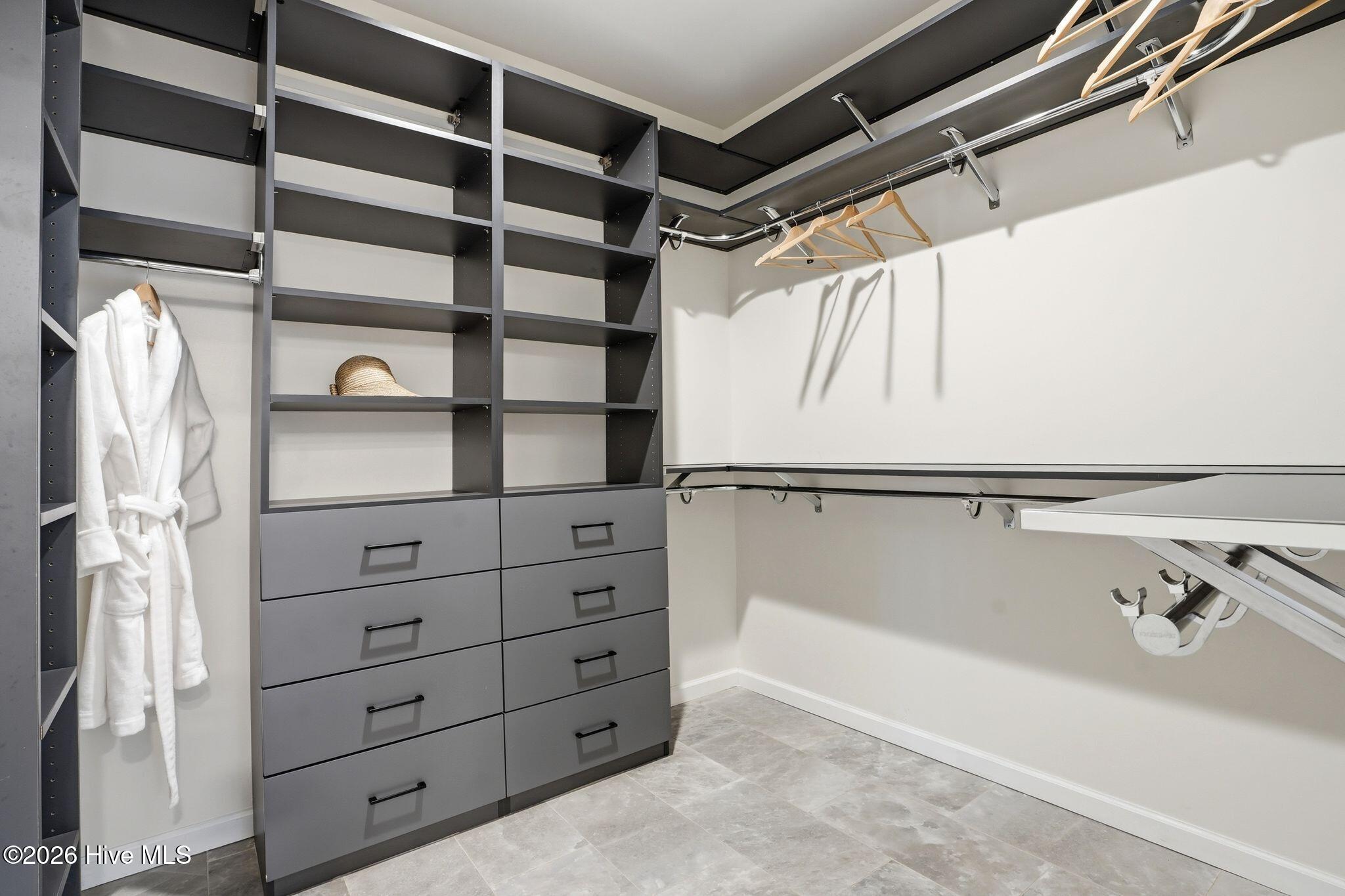 100560935 | Photo 49